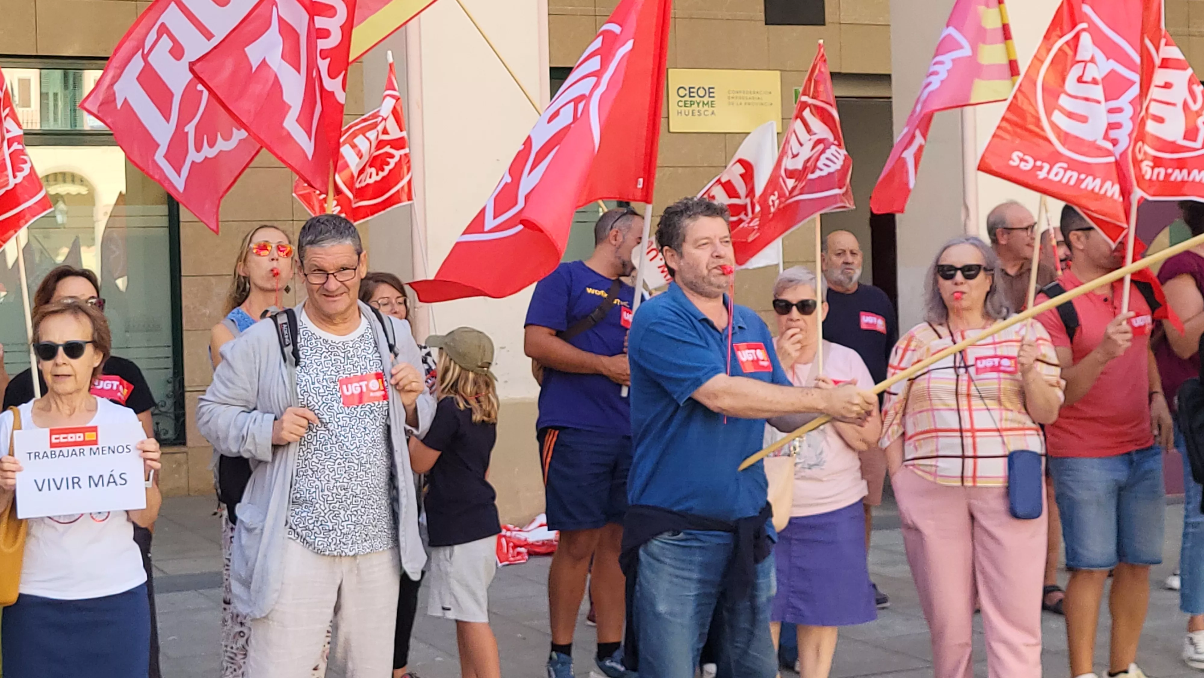 Concentración de UGT y CCOO en Huesca para reclamar la reducción de la jornada laboral. Foto Mercedes Manterola
