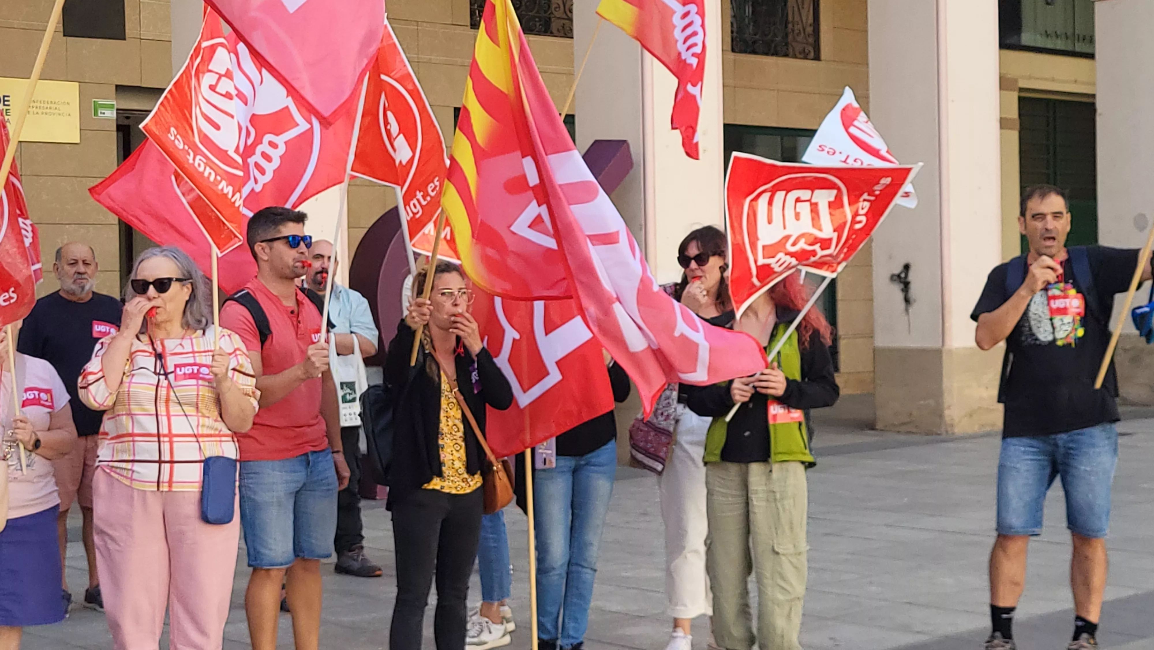 Concentración de UGT y CCOO en Huesca para reclamar la reducción de la jornada laboral. Foto Mercedes Manterola