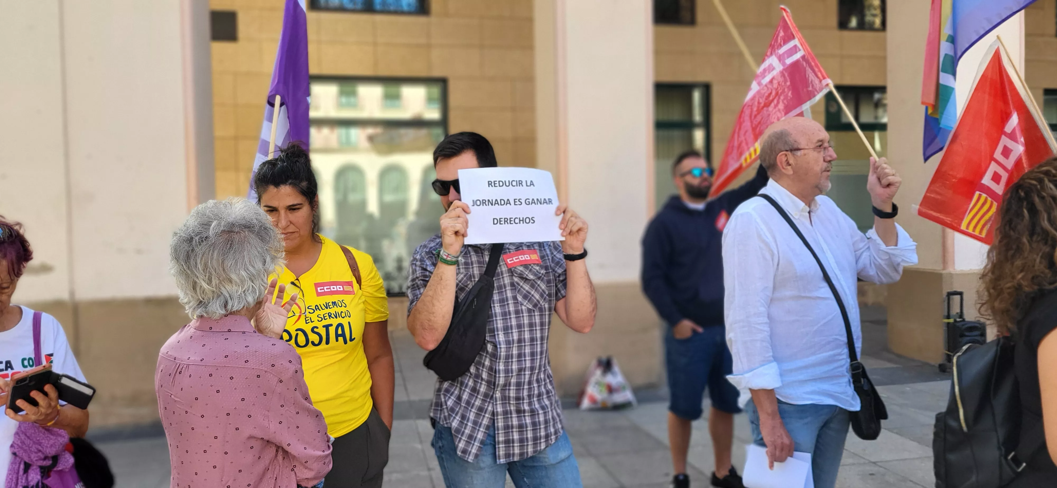 Concentración de UGT y CCOO en Huesca para reclamar la reducción de la jornada laboral. Foto Mercedes Manterola