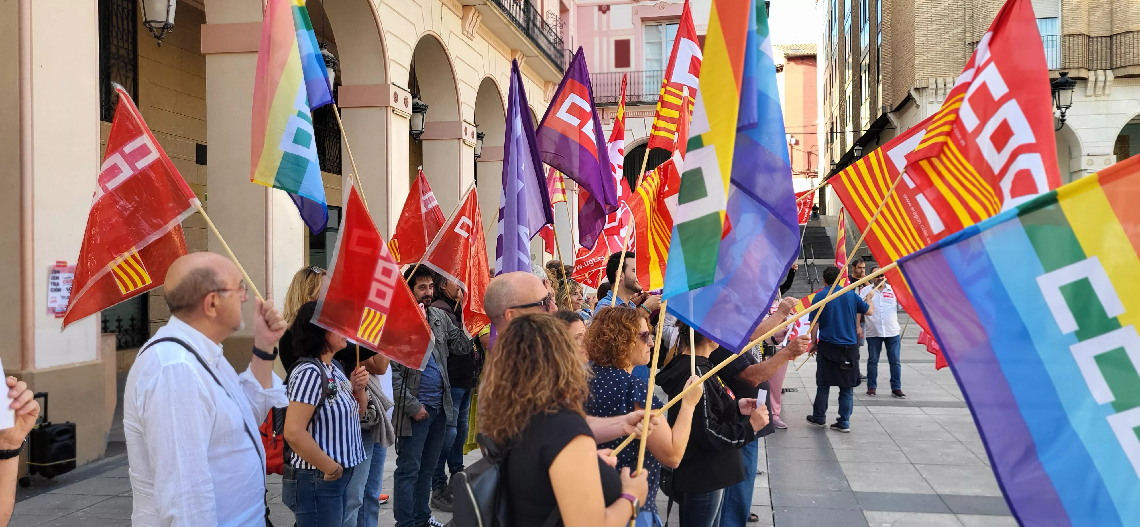 Concentración de UGT y CCOO en Huesca para reclamar la reducción de la jornada laboral. Foto Mercedes Manterola