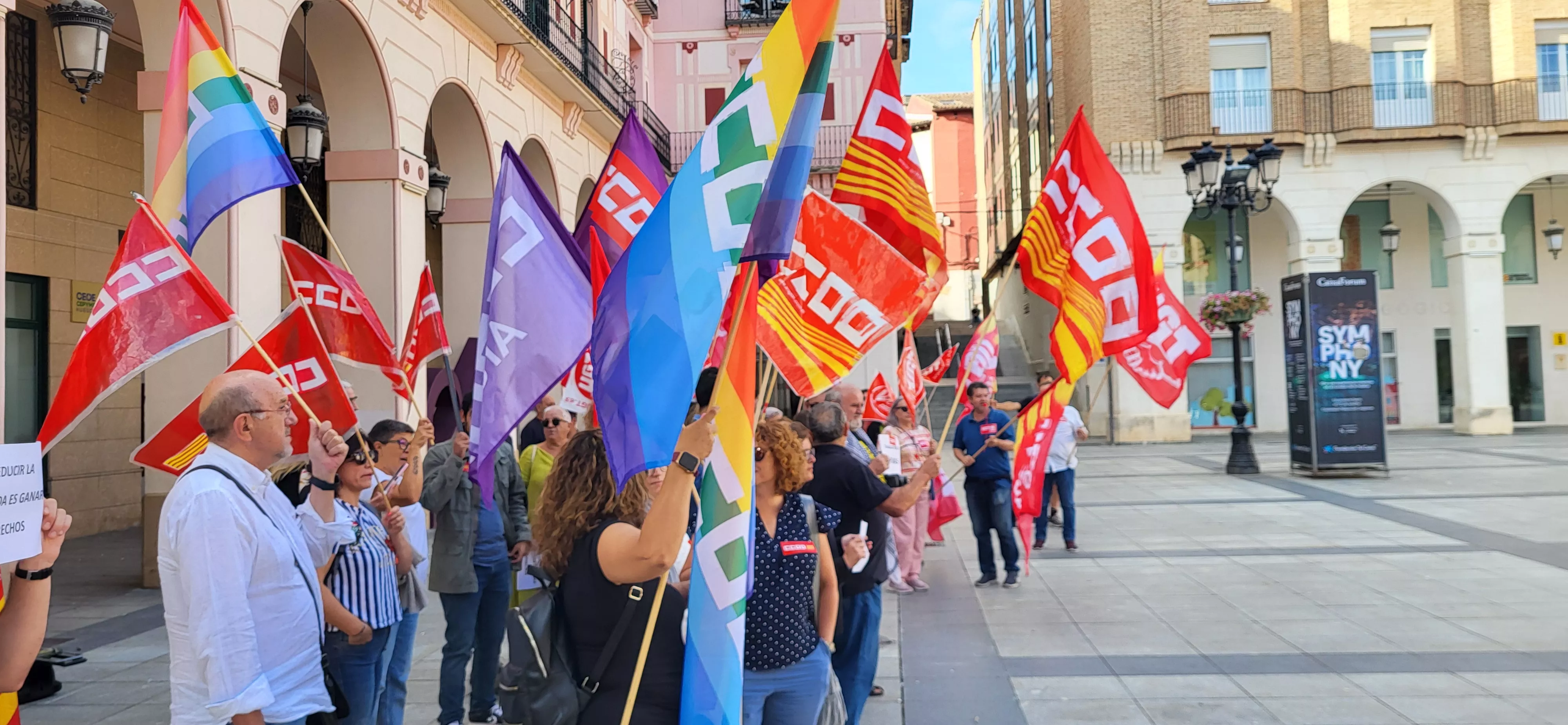 Concentración de UGT y CCOO en Huesca para reclamar la reducción de la jornada laboral. Foto Mercedes Manterola