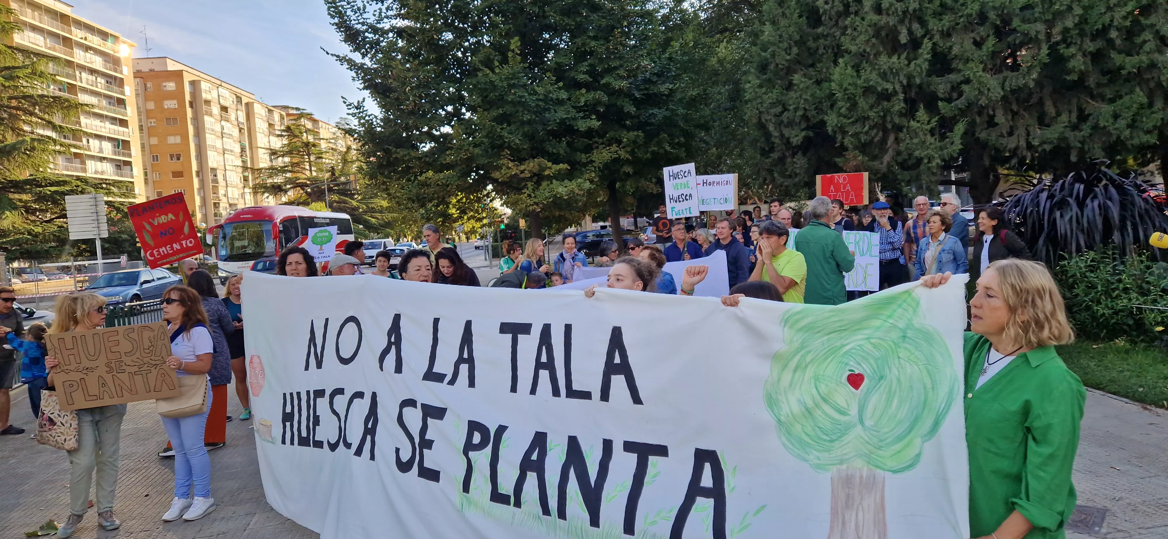 Manifestación en contra de la tala de árboles. Foto Myriam Martínez