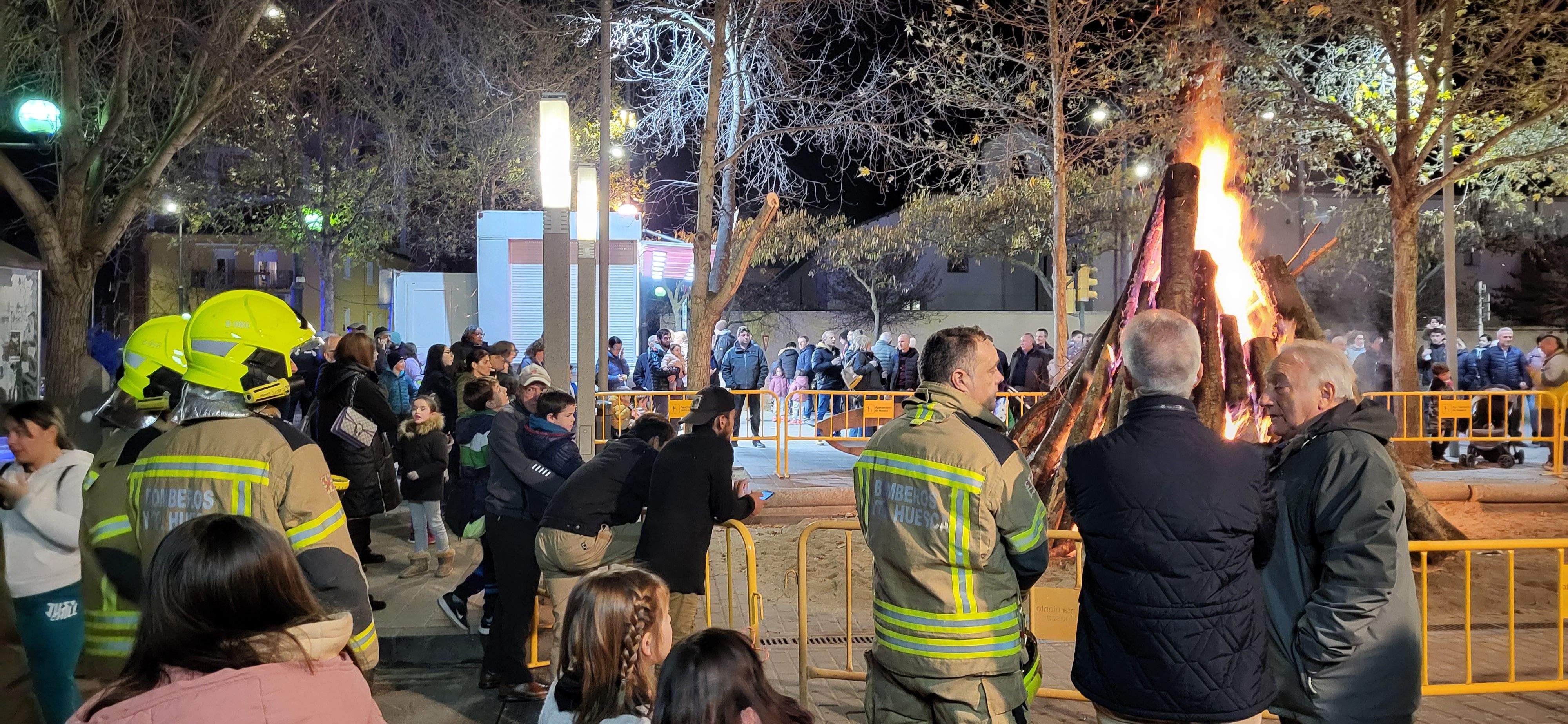 El barrio de San Lorenzo de Huesca se reúne en torno a la hoguera. Foto: Mercedes Manterola