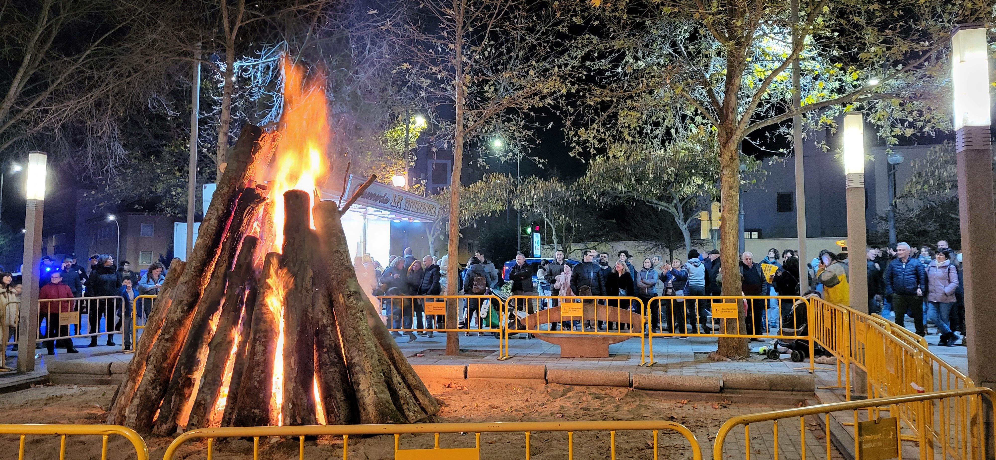 El barrio de San Lorenzo de Huesca se reúne en torno a la hoguera. Foto: Mercedes Manterola