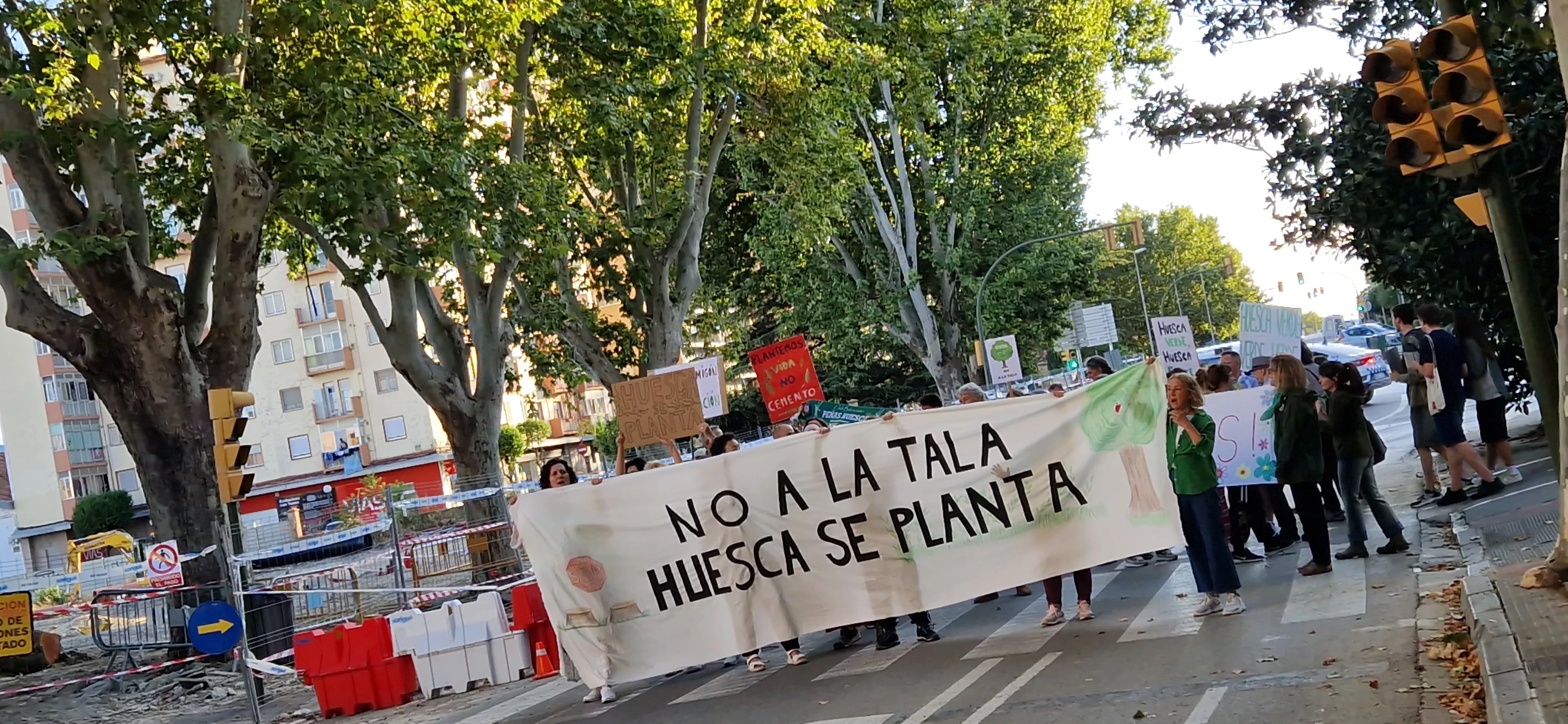 Imagen de archivo de la manifestación de la Plataforma Árboles Vivos de Huesca. Foto Myriam Martínez Imagen de archivo de la manifestación de la Plataforma Árboles Vivos de Huesca. Foto Myriam Martínez