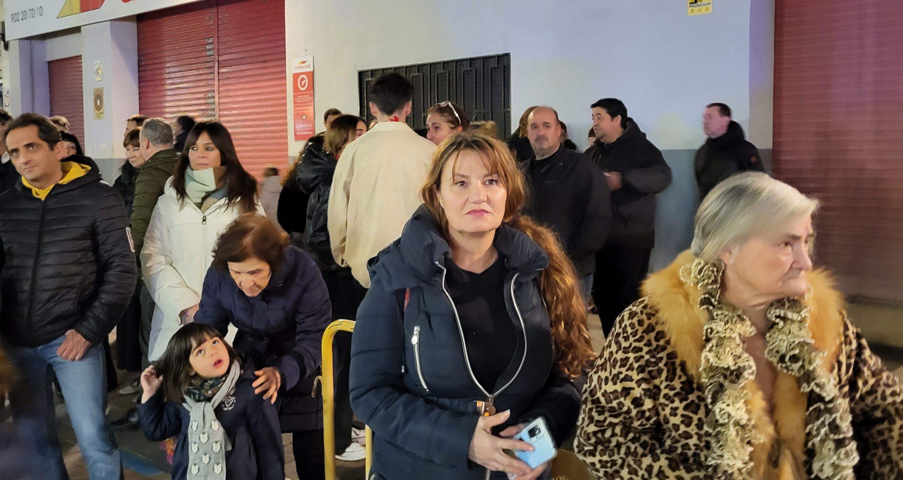El barrio de San Lorenzo de Huesca se reúne en torno a la hoguera. Foto: Mercedes Manterola