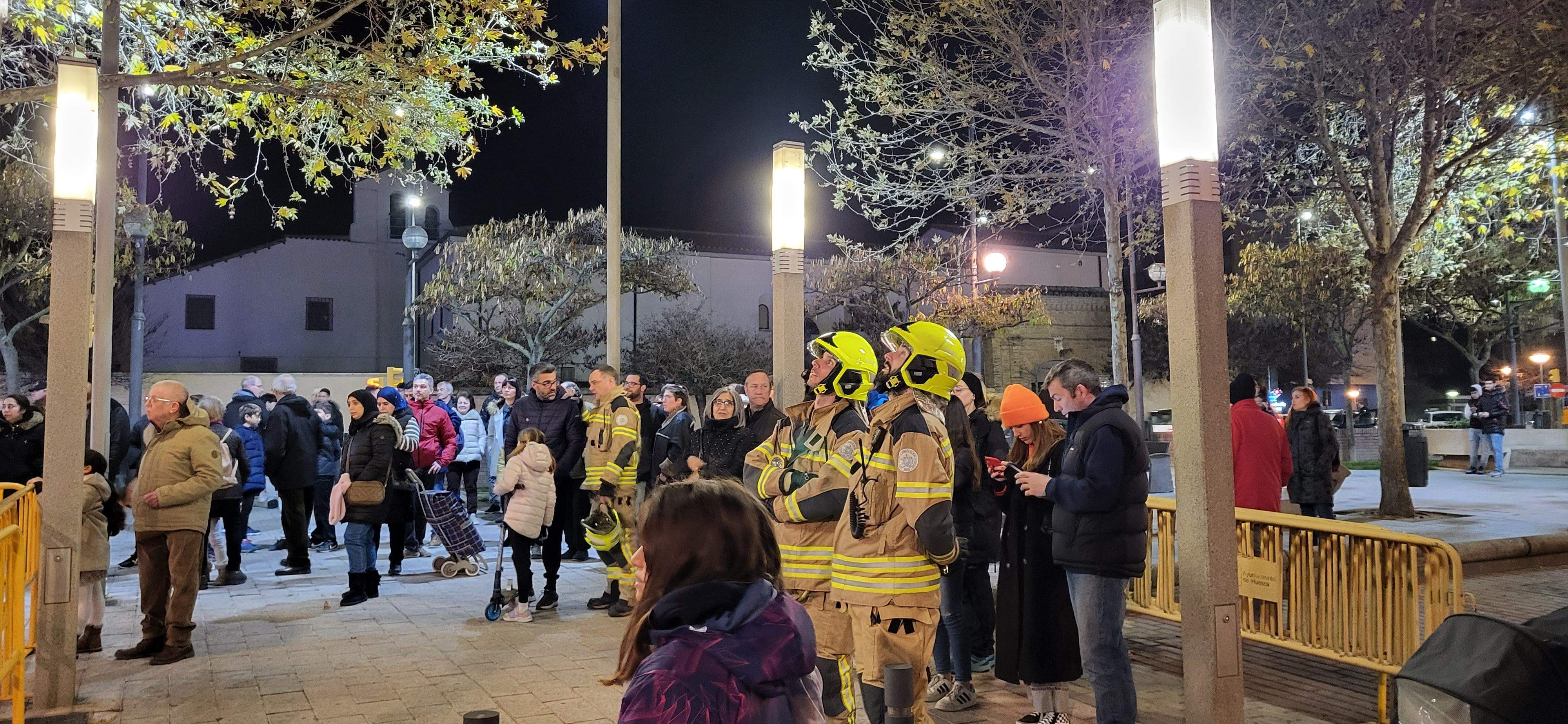 El barrio de San Lorenzo de Huesca se reúne en torno a la hoguera. Foto: Mercedes Manterola