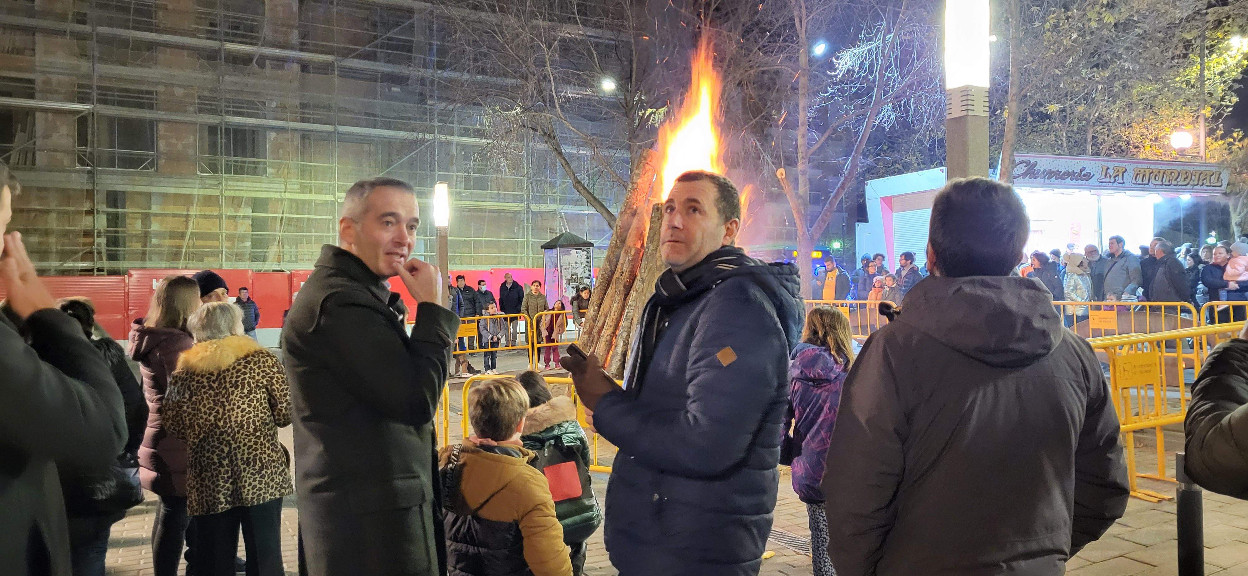 El barrio de San Lorenzo de Huesca se reúne en torno a la hoguera. Foto: Mercedes Manterola