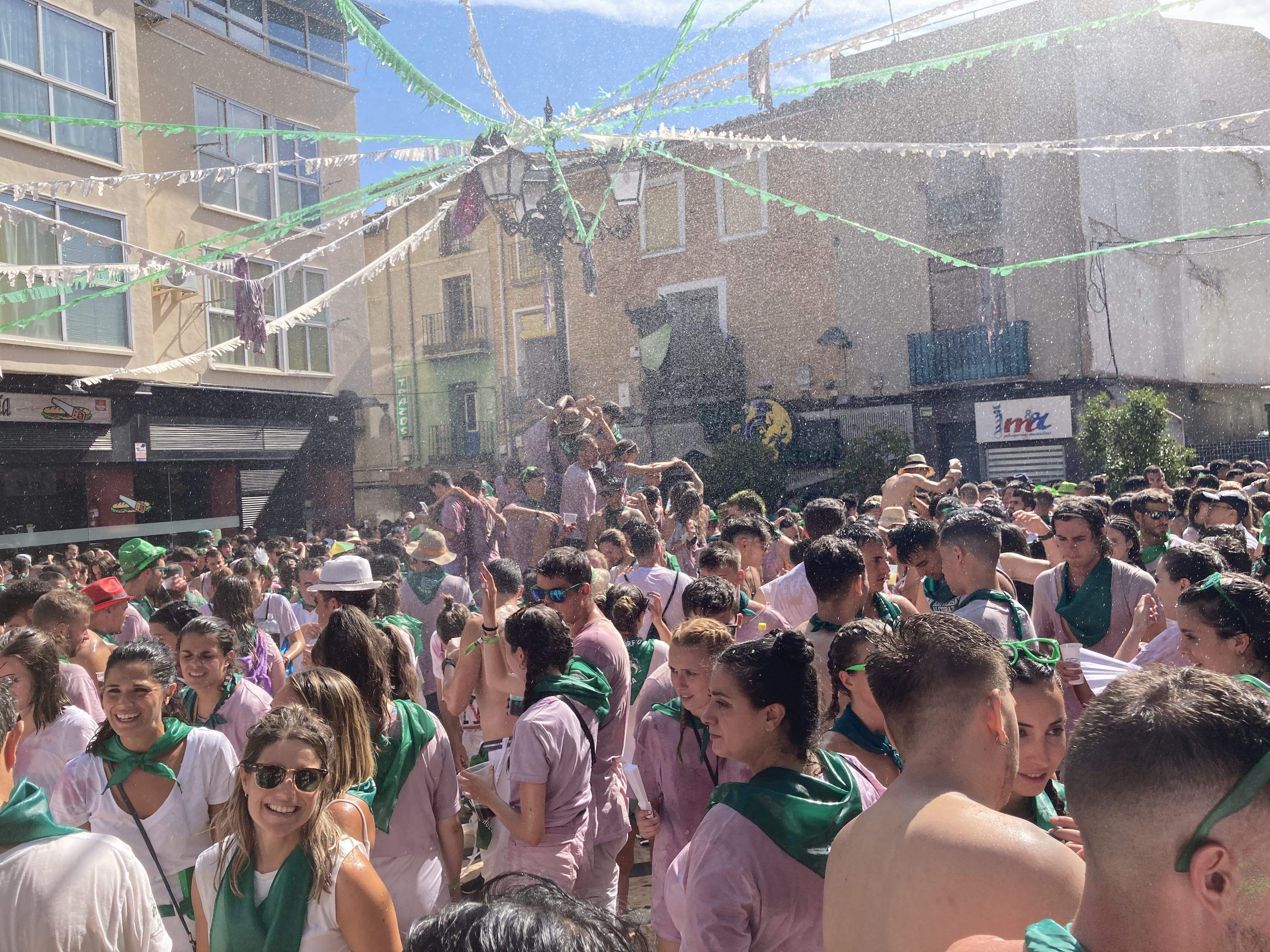 Numerosos jóvenes abarrotaron la Plaza de Nuestra Señora de Salas. Foto: Adrián Mora