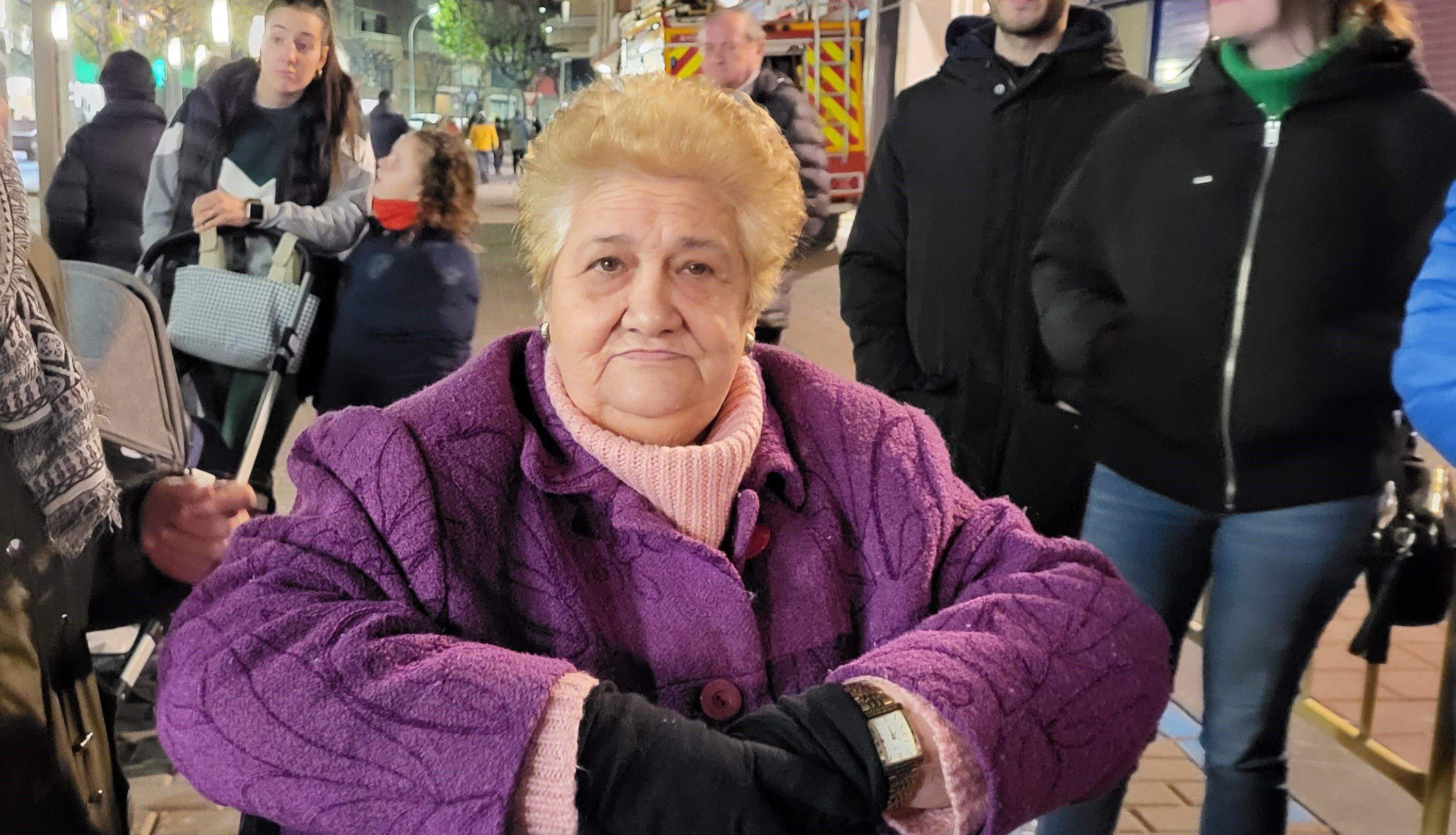 El barrio de San Lorenzo de Huesca se reúne en torno a la hoguera. Foto: Mercedes Manterola