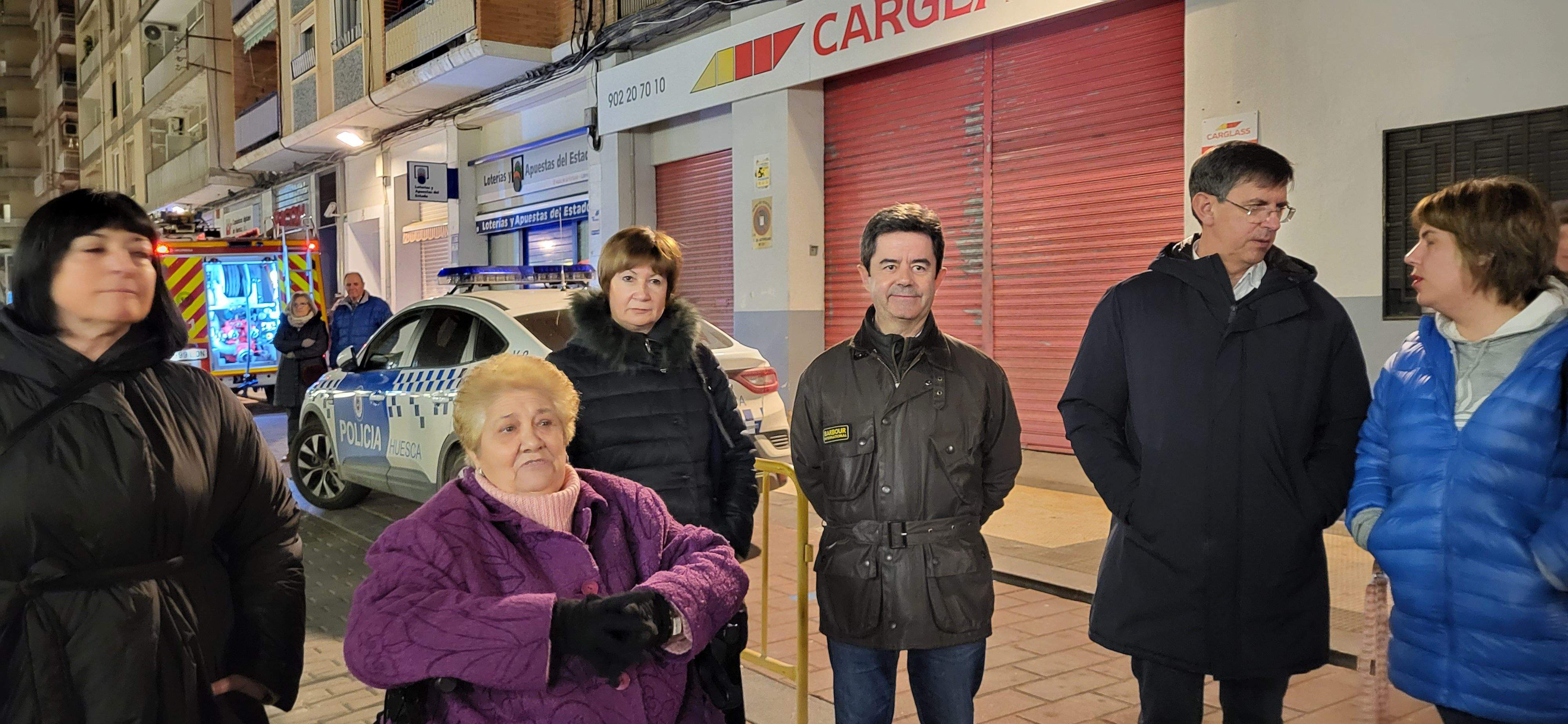 El barrio de San Lorenzo de Huesca se reúne en torno a la hoguera. Foto: Mercedes Manterola
