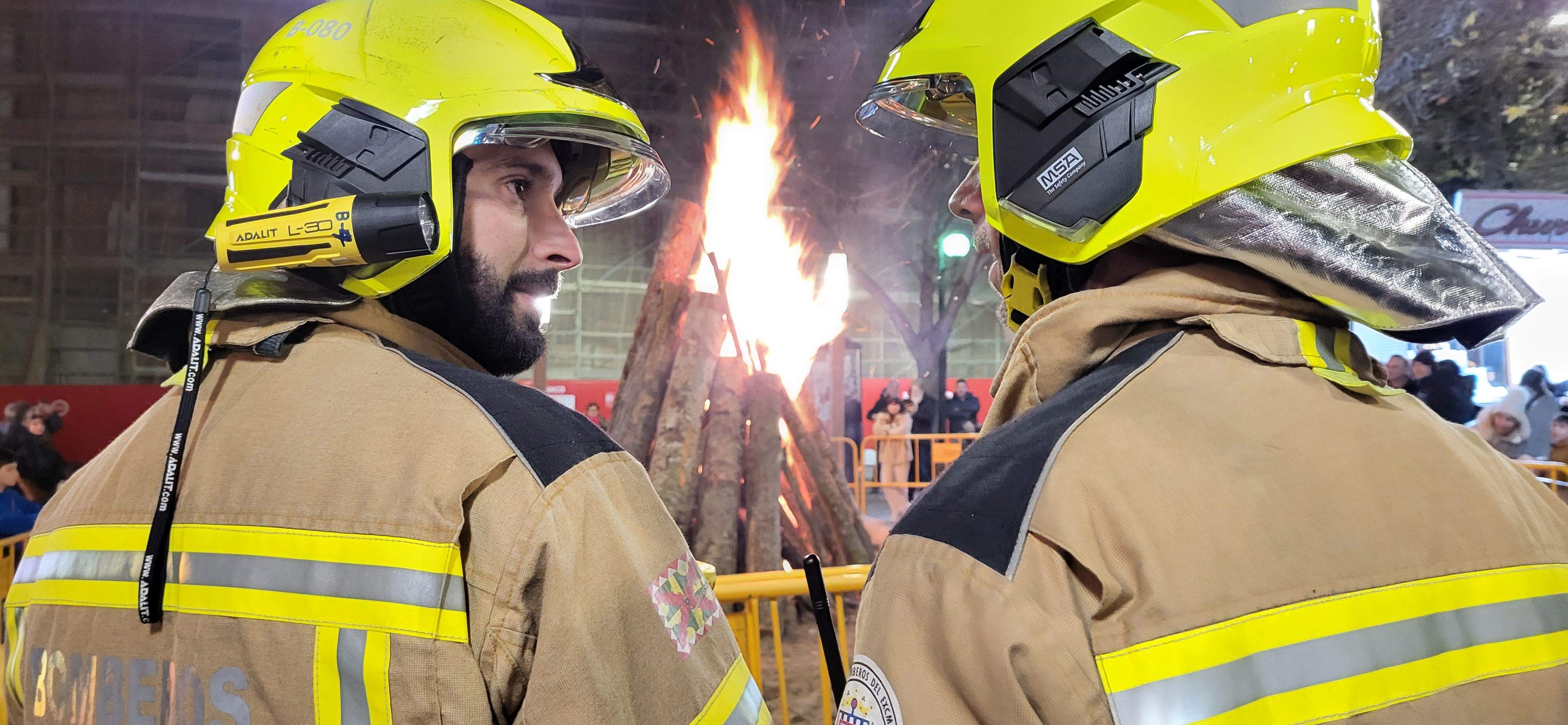 El barrio de San Lorenzo de Huesca se reúne en torno a la hoguera. Foto: Mercedes Manterola