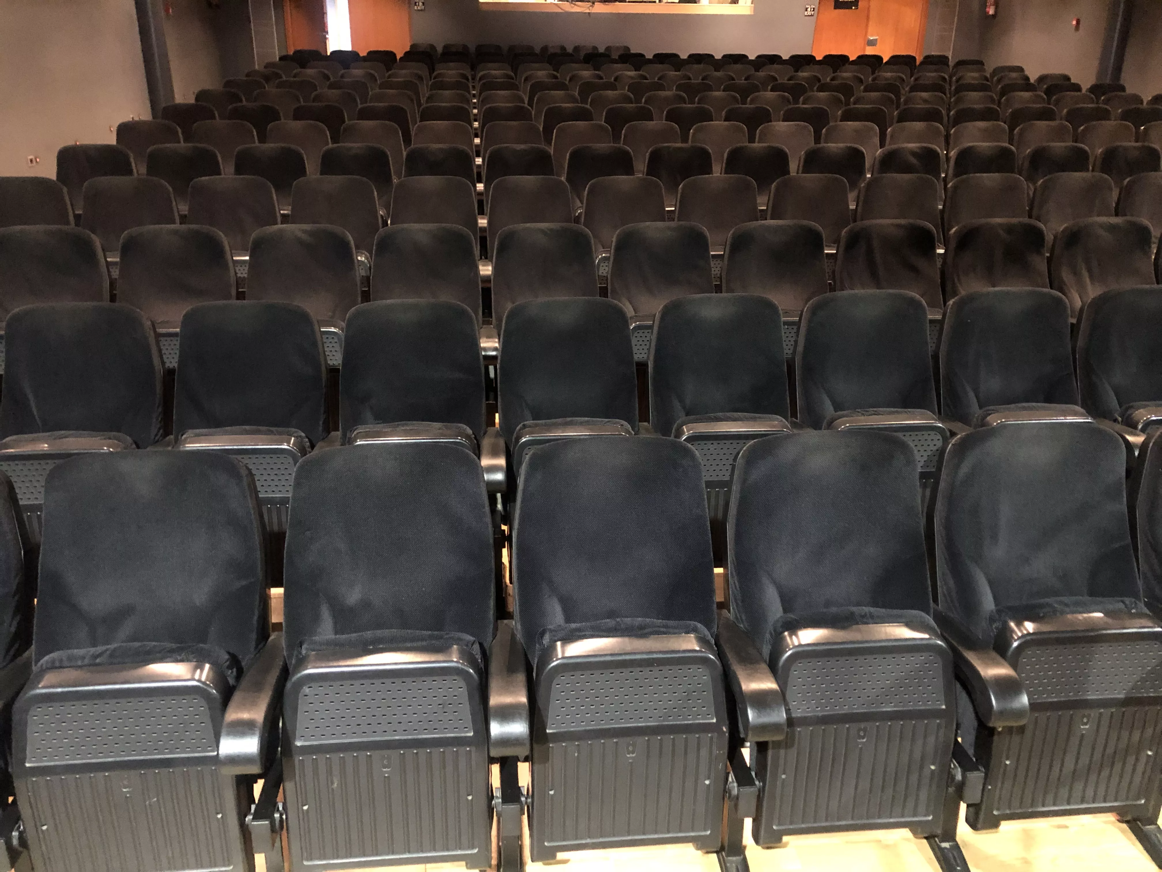 El Ayuntamiento de Huesca va a renovar el tapizado y la estructura interna de las 255 butacas.