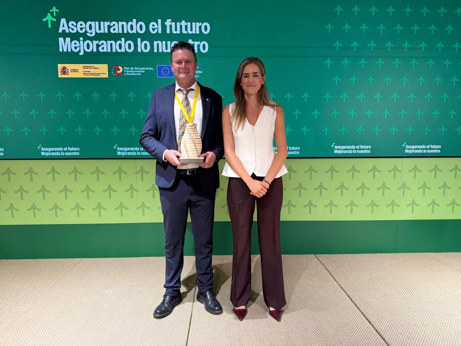 Ignacio Gramún con Sara Aagesen y el trofeo que ha recibido el Cinca Revive
