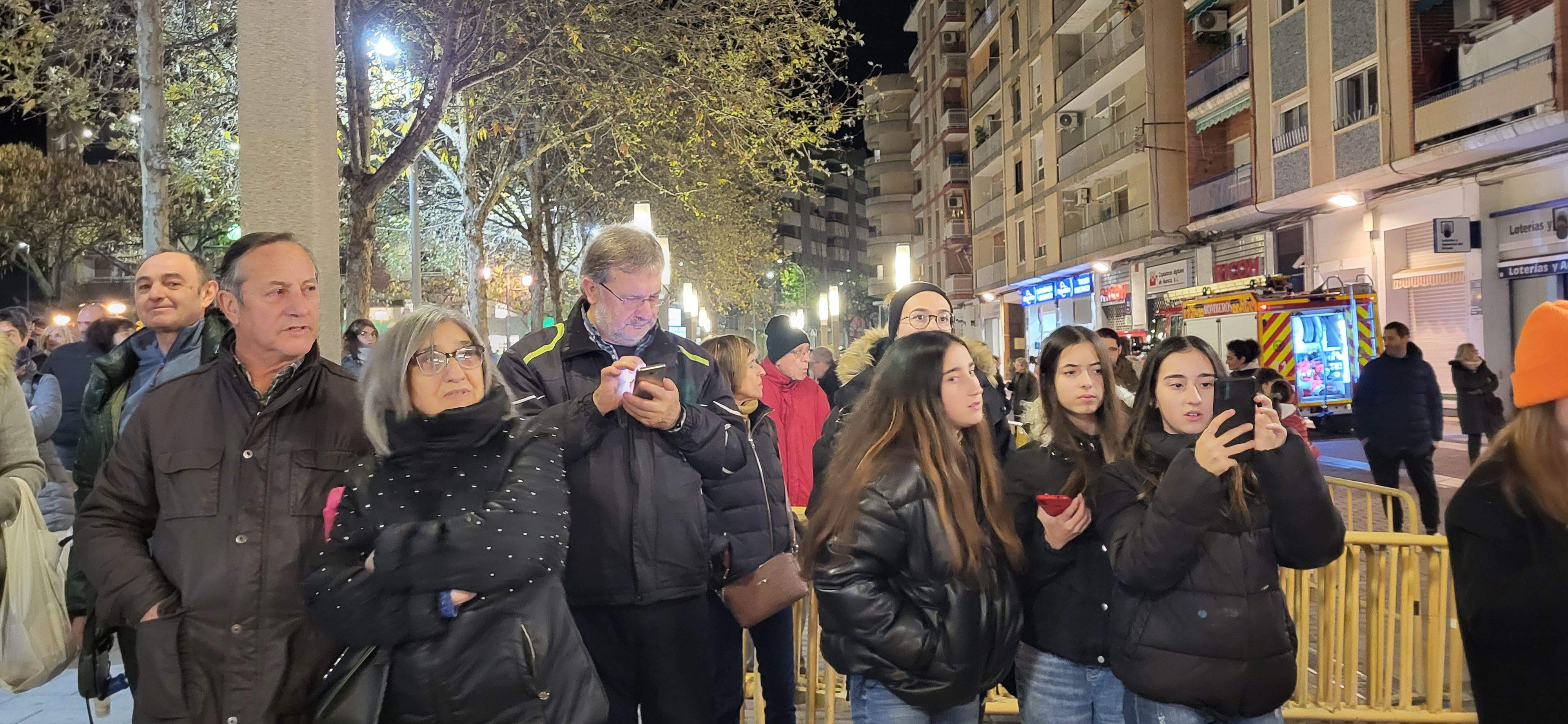 El barrio de San Lorenzo de Huesca se reúne en torno a la hoguera. Foto: Mercedes Manterola