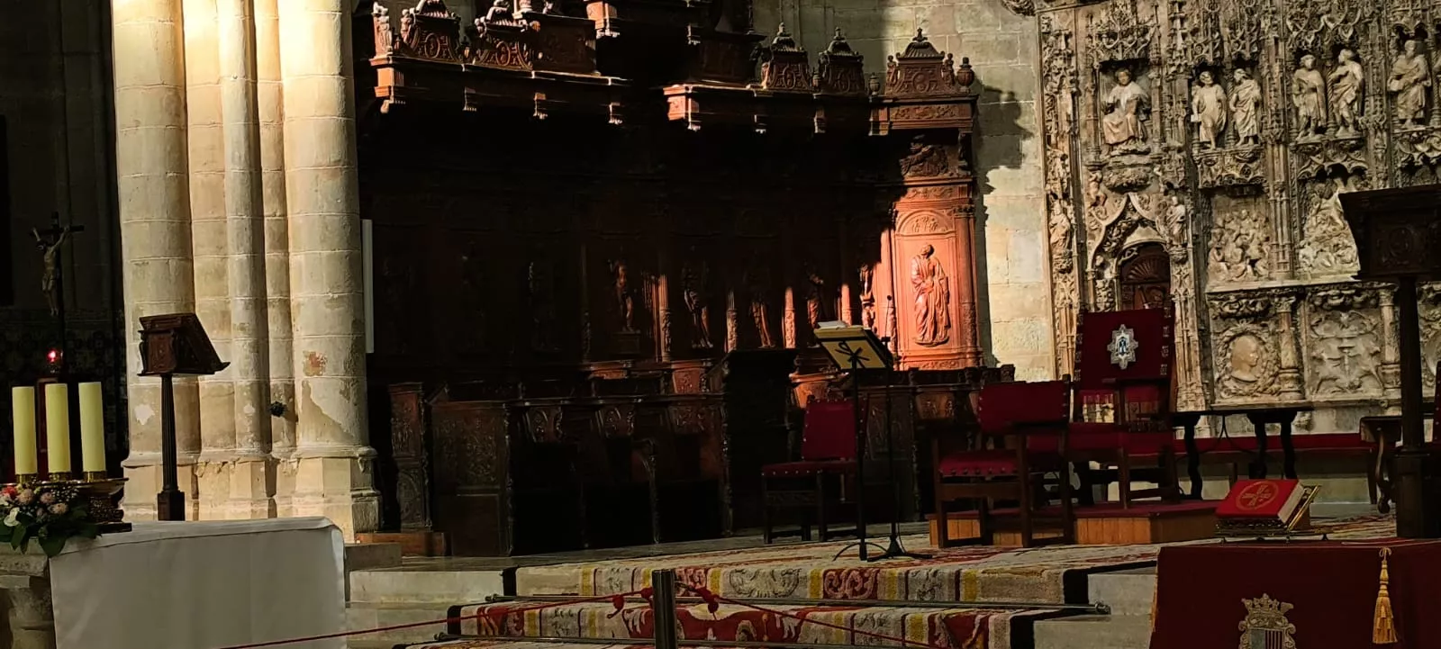 La luz del equinoccio iluminando el retablo de Damián Forment. Foto Joaquín Santafé