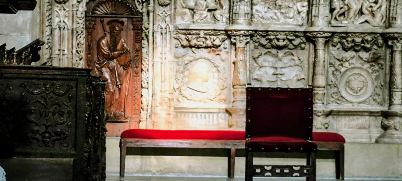 La luz del equinoccio iluminando el retablo de Damián Forment. Foto Joaquín Santafé