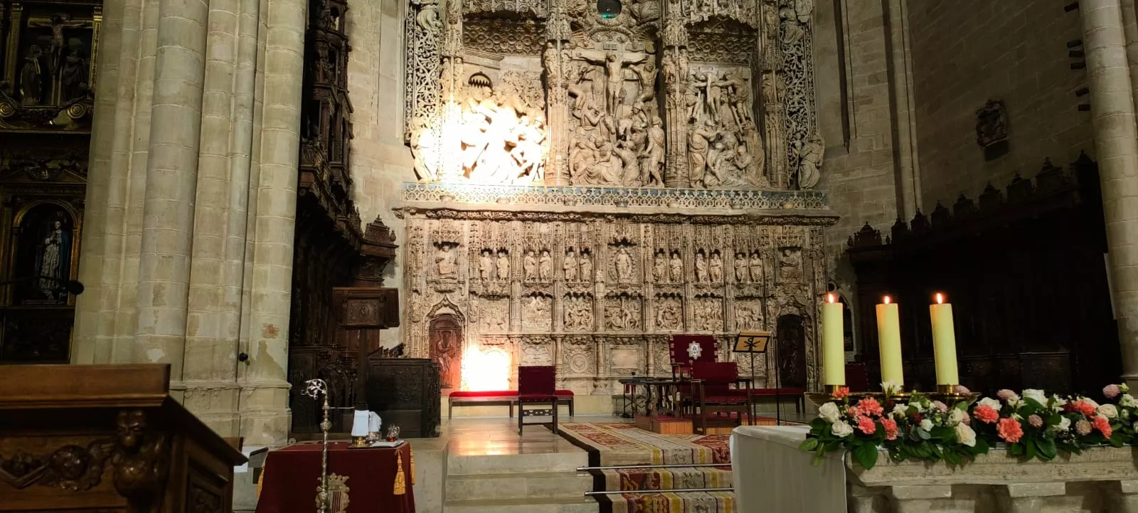 La luz del equinoccio iluminando el retablo de Damián Forment. Foto Joaquín Santafé