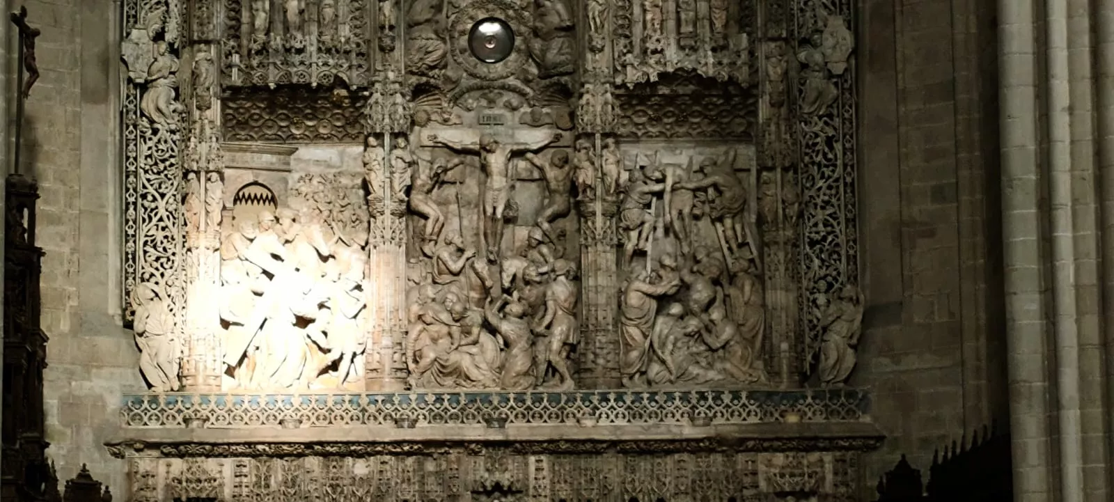 La luz del equinoccio iluminando el retablo de Damián Forment. Foto Joaquín Santafé