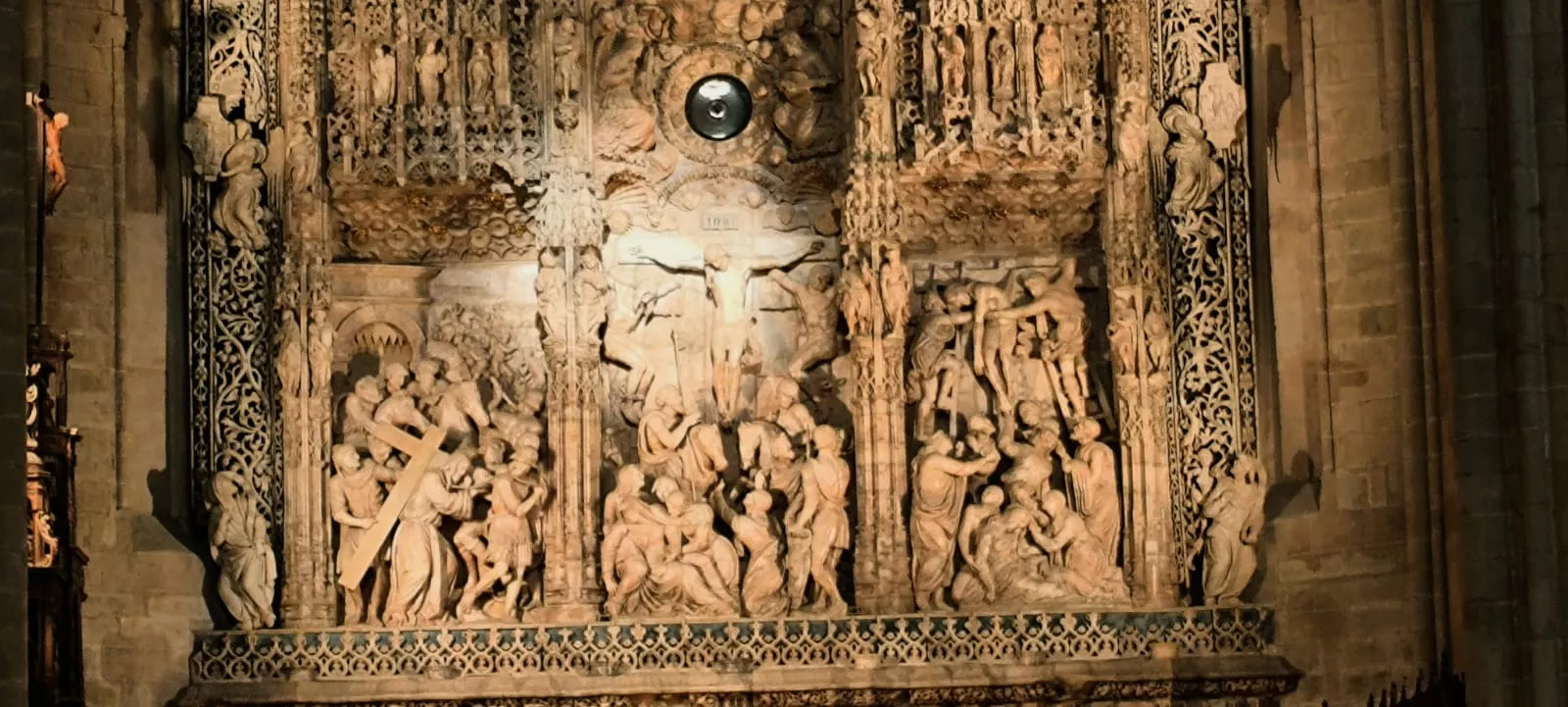 La luz del equinoccio iluminando el retablo de Damián Forment. Foto Joaquín Santafé