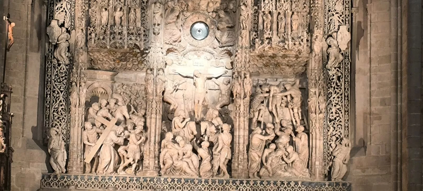 La luz del equinoccio iluminando el retablo de Damián Forment. Foto Joaquín Santafé