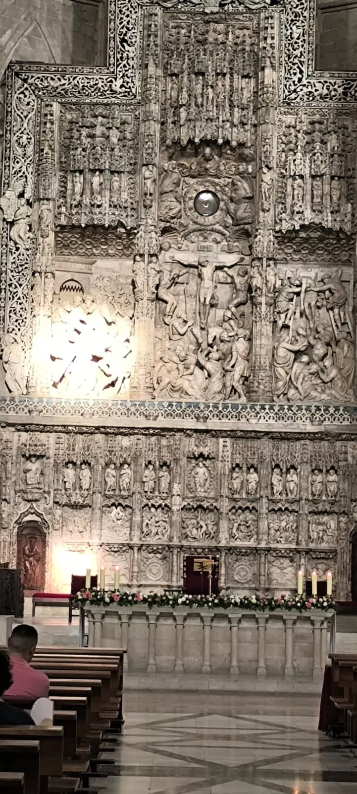 La luz del equinoccio iluminando el retablo de Damián Forment. Foto Joaquín Santafé