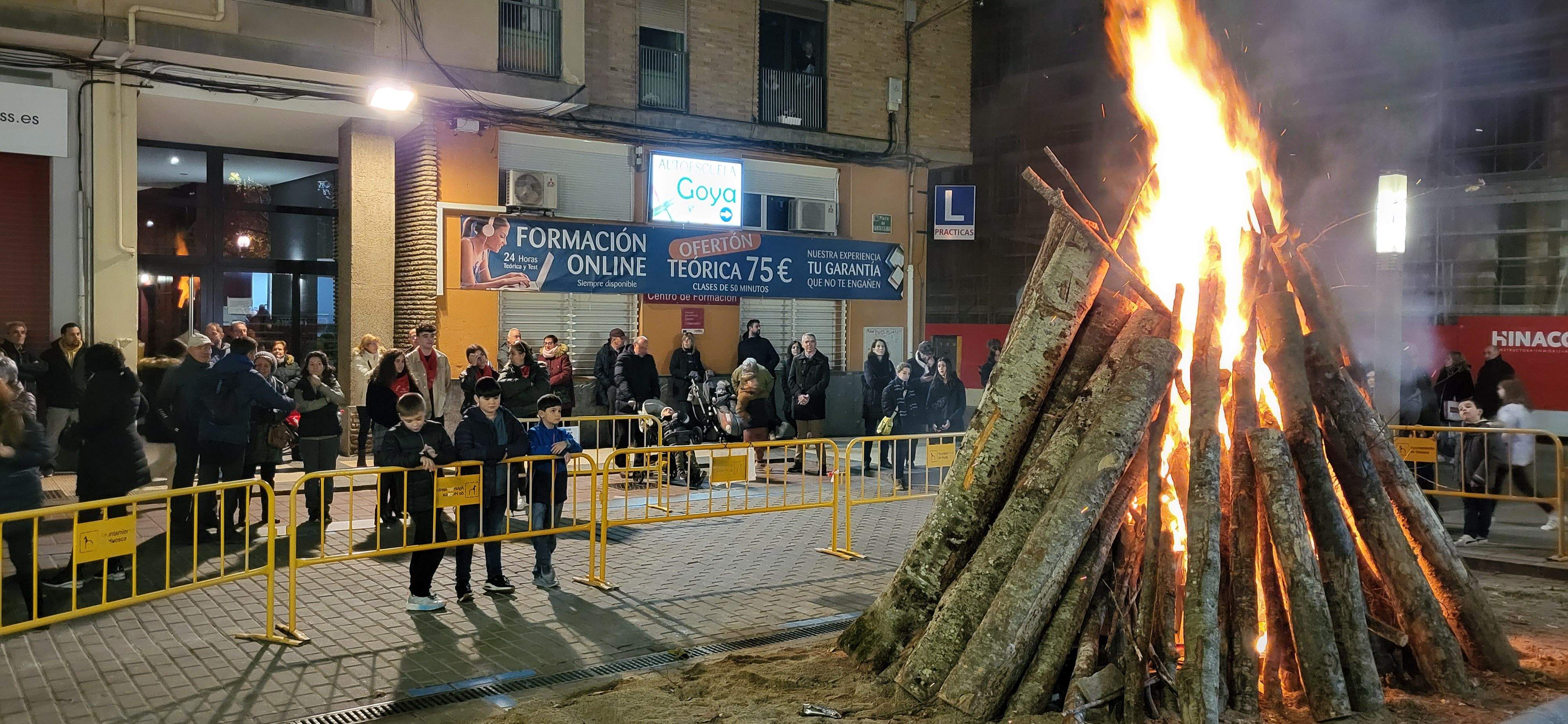 El barrio de San Lorenzo de Huesca se reúne en torno a la hoguera. Foto: Mercedes Manterola
