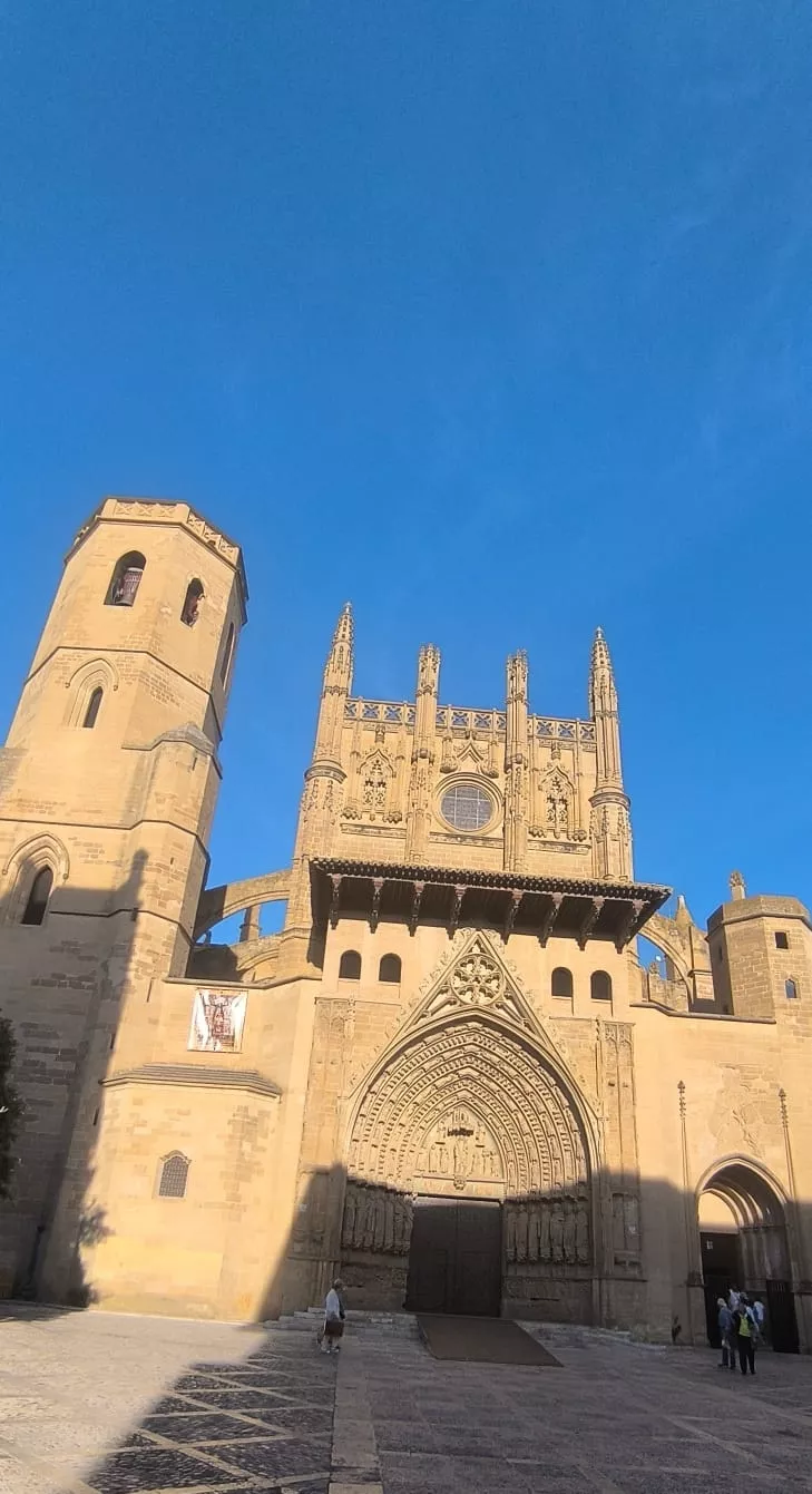 La luz del equinoccio iluminando el retablo de Damián Forment. Foto Joaquín Santafé