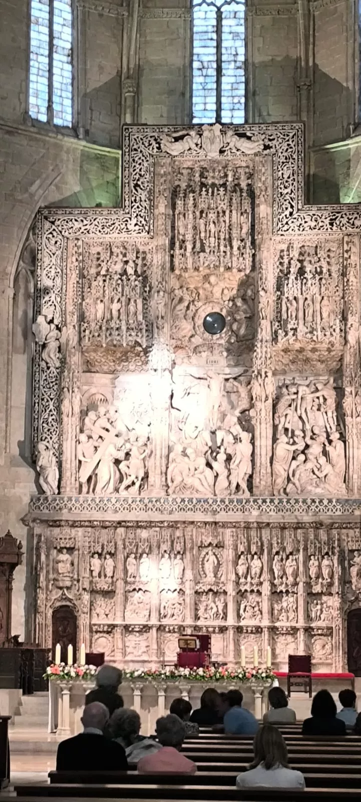 La luz del equinoccio iluminando el retablo de Damián Forment. Foto Joaquín Santafé