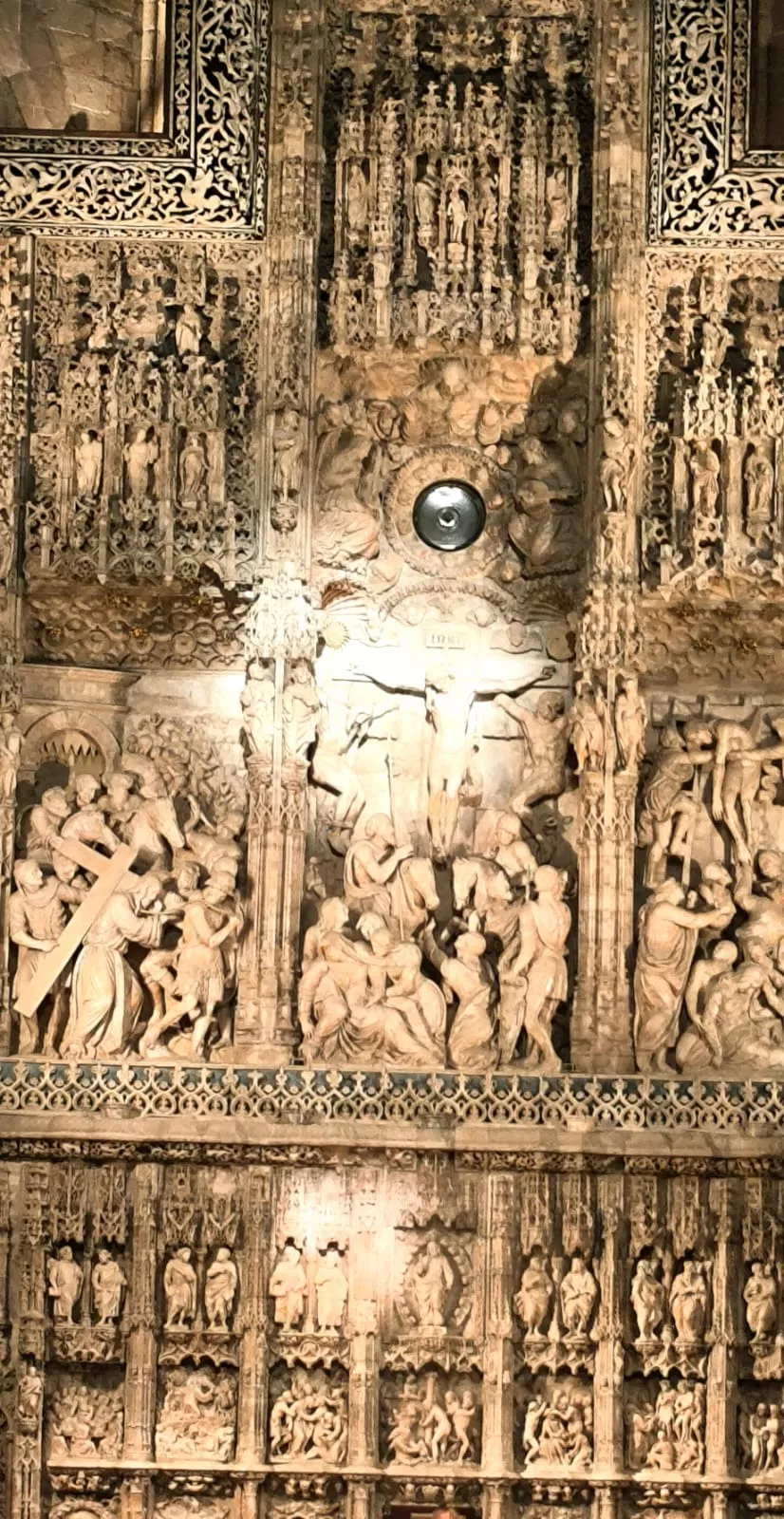 La luz del equinoccio iluminando el retablo de Damián Forment. Foto Joaquín Santafé