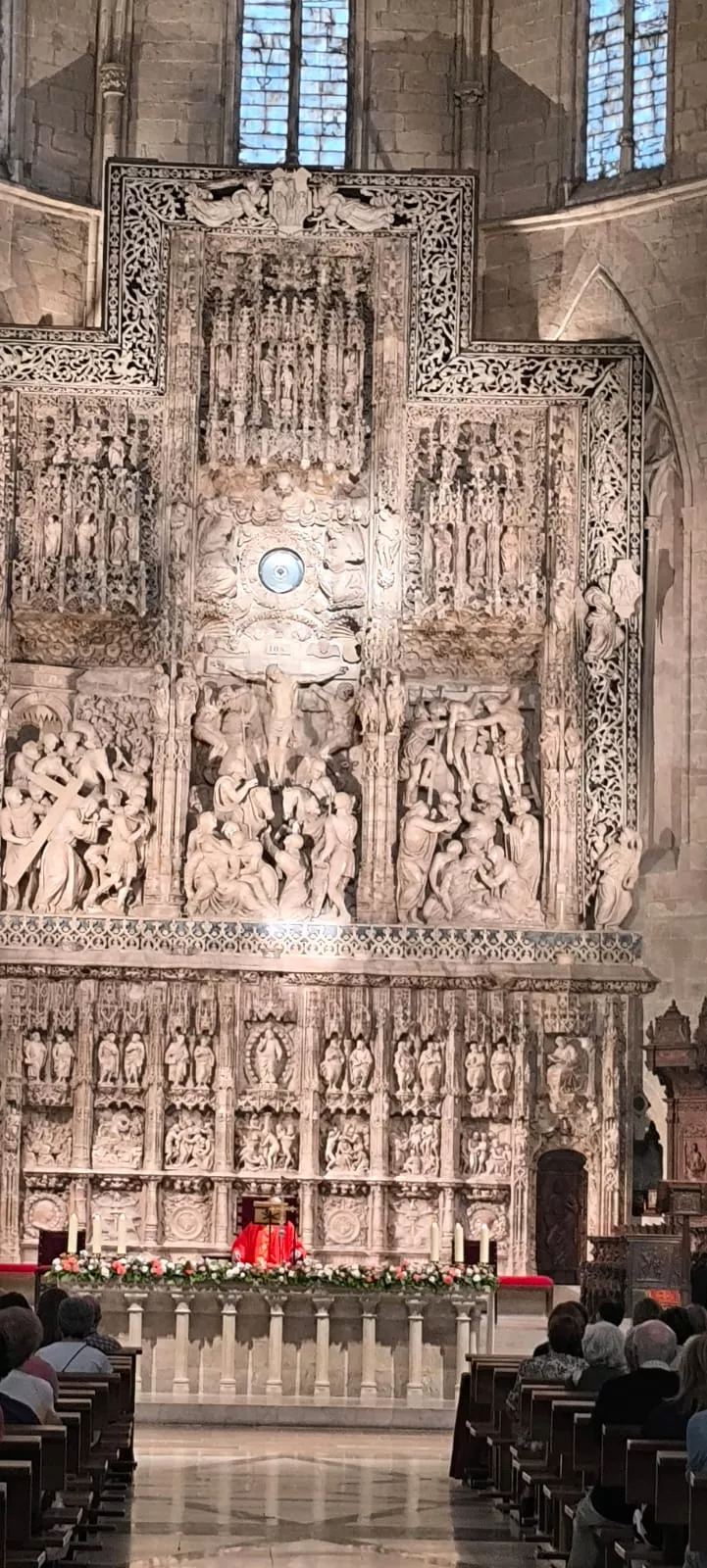 La luz del equinoccio iluminando el retablo de Damián Forment. Foto Joaquín Santafé