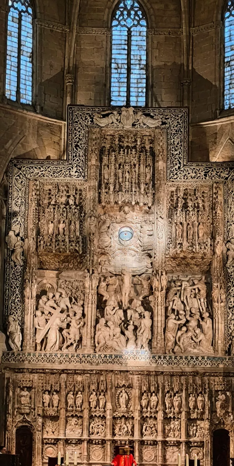 La luz del equinoccio iluminando el retablo de Damián Forment. Foto Joaquín Santafé