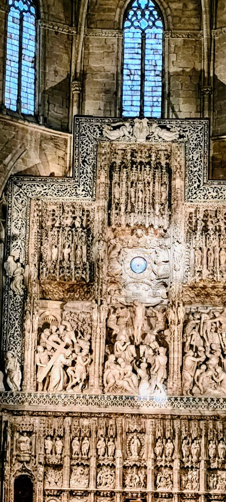 La luz del equinoccio iluminando el retablo de Damián Forment. Foto Joaquín Santafé