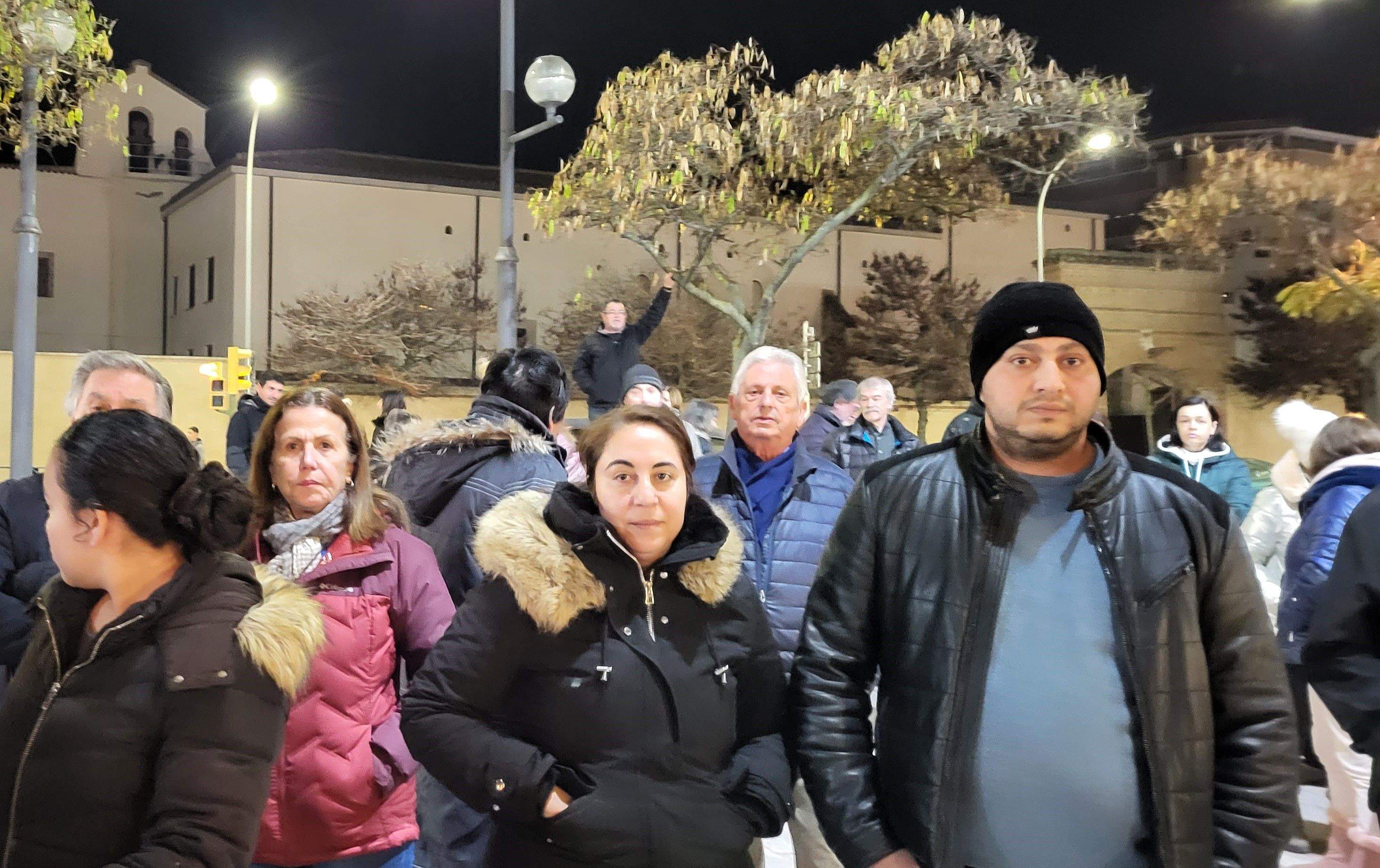 El barrio de San Lorenzo de Huesca se reúne en torno a la hoguera. Foto: Mercedes Manterola