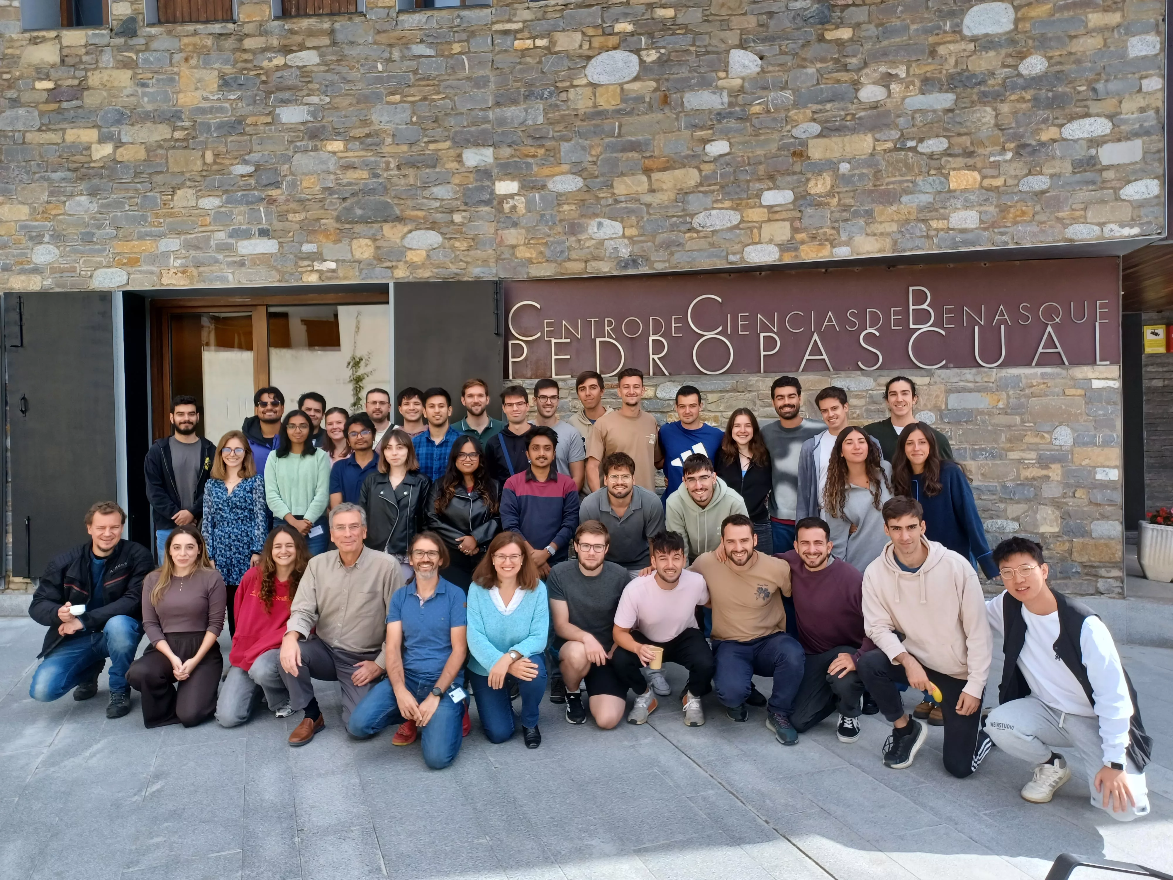 Investigadores en formación en uno delos encuentros de esta semana en el Centro de Ciencias de Benasque Pedro Pascual. Investigadores en formación en uno delos encuentros de esta semana en el Centro de Ciencias de Benasque Pedro Pascual.