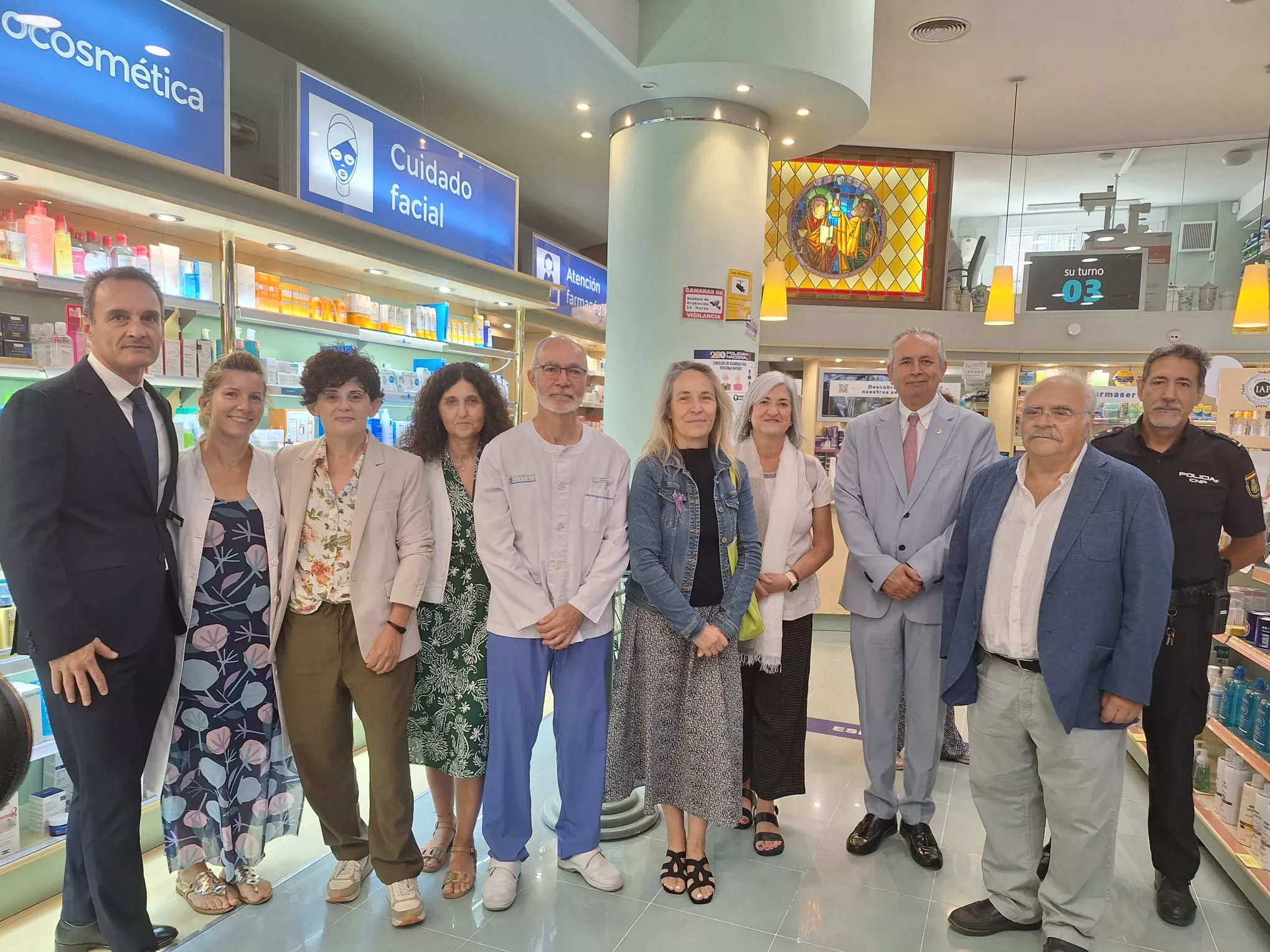 Participantes en el acto de la primera dispensación de la receta electrónica en la Farmacia Altemir de Huesca.