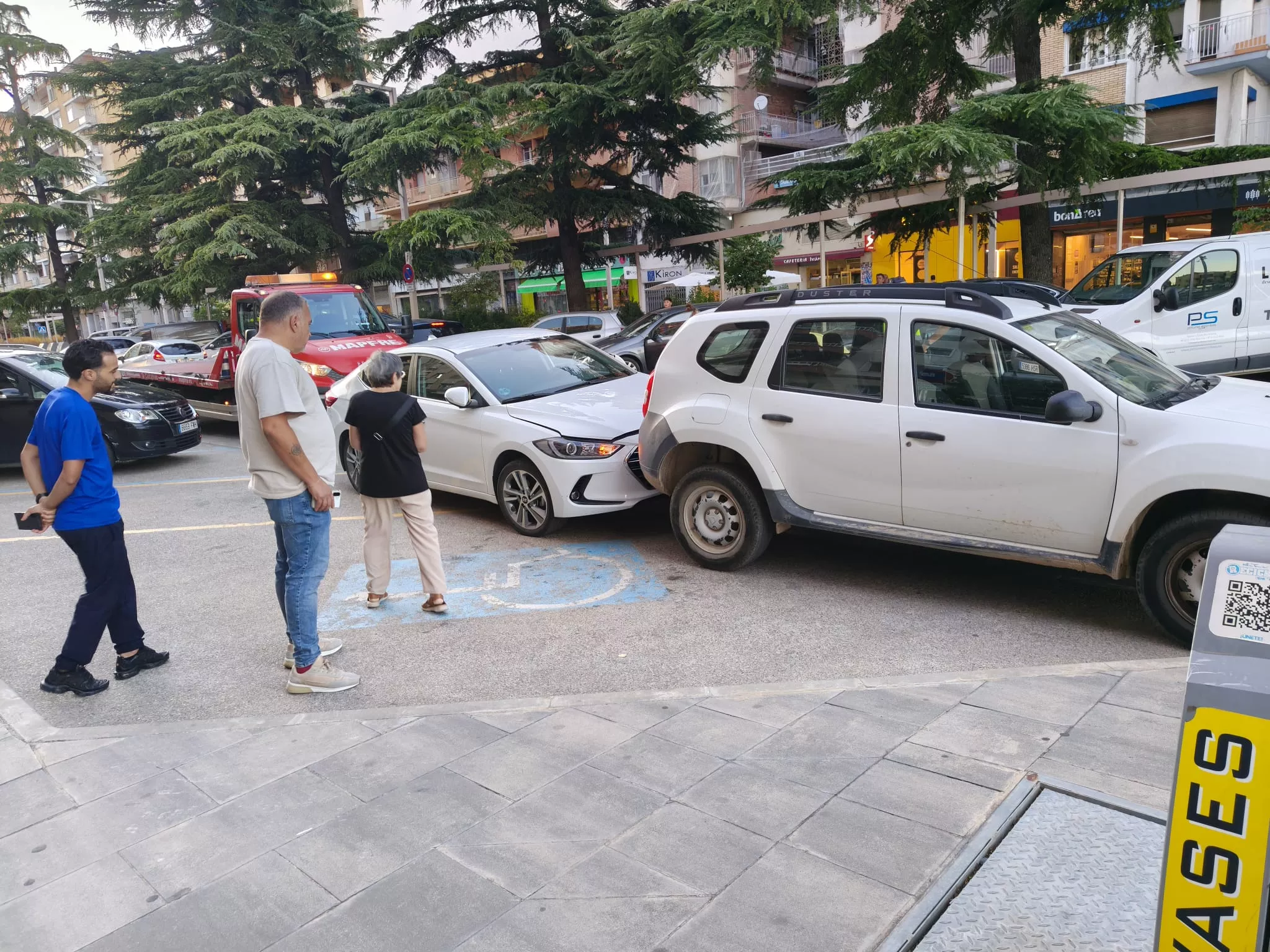 Los dos coches empotrados en el Paseo Ramón y Cajal
