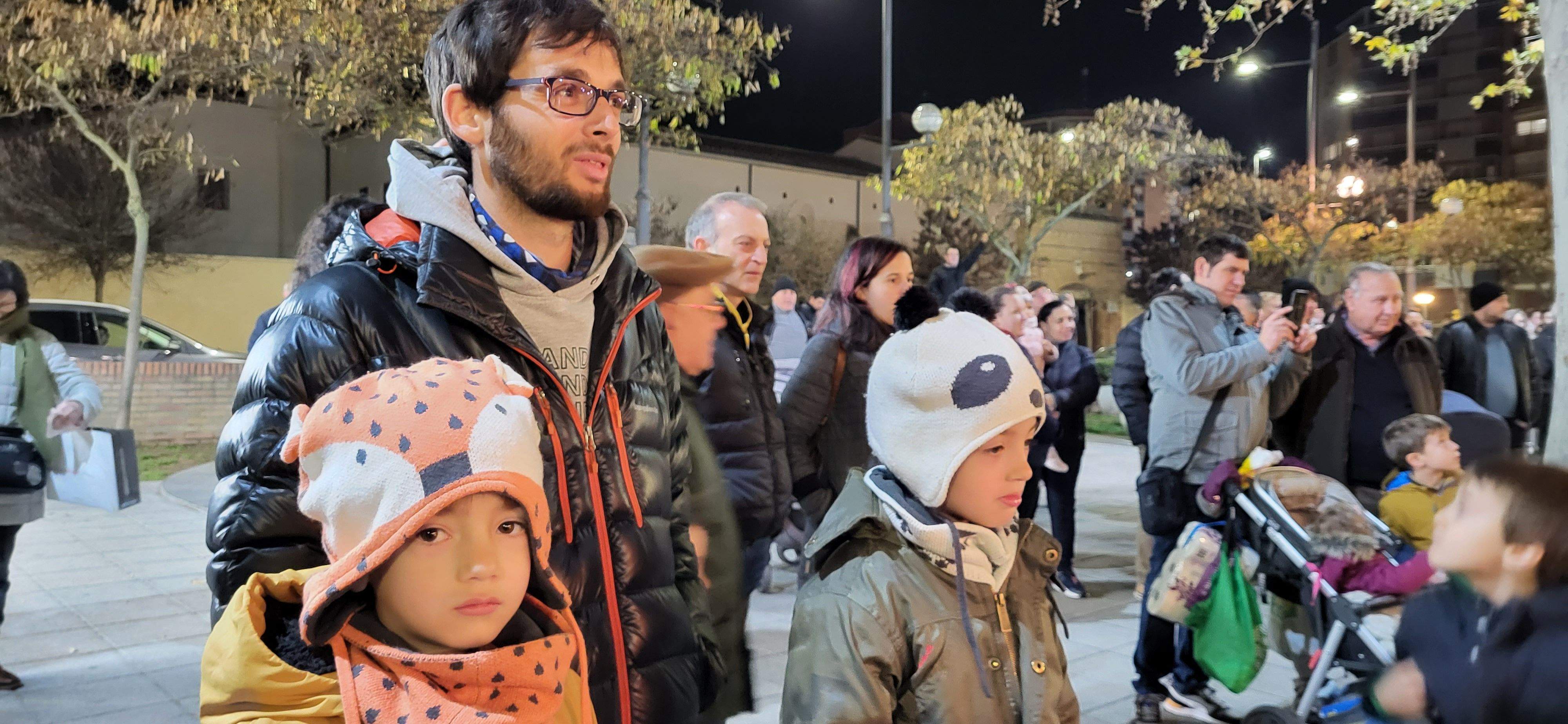 El barrio de San Lorenzo de Huesca se reúne en torno a la hoguera. Foto: Mercedes Manterola