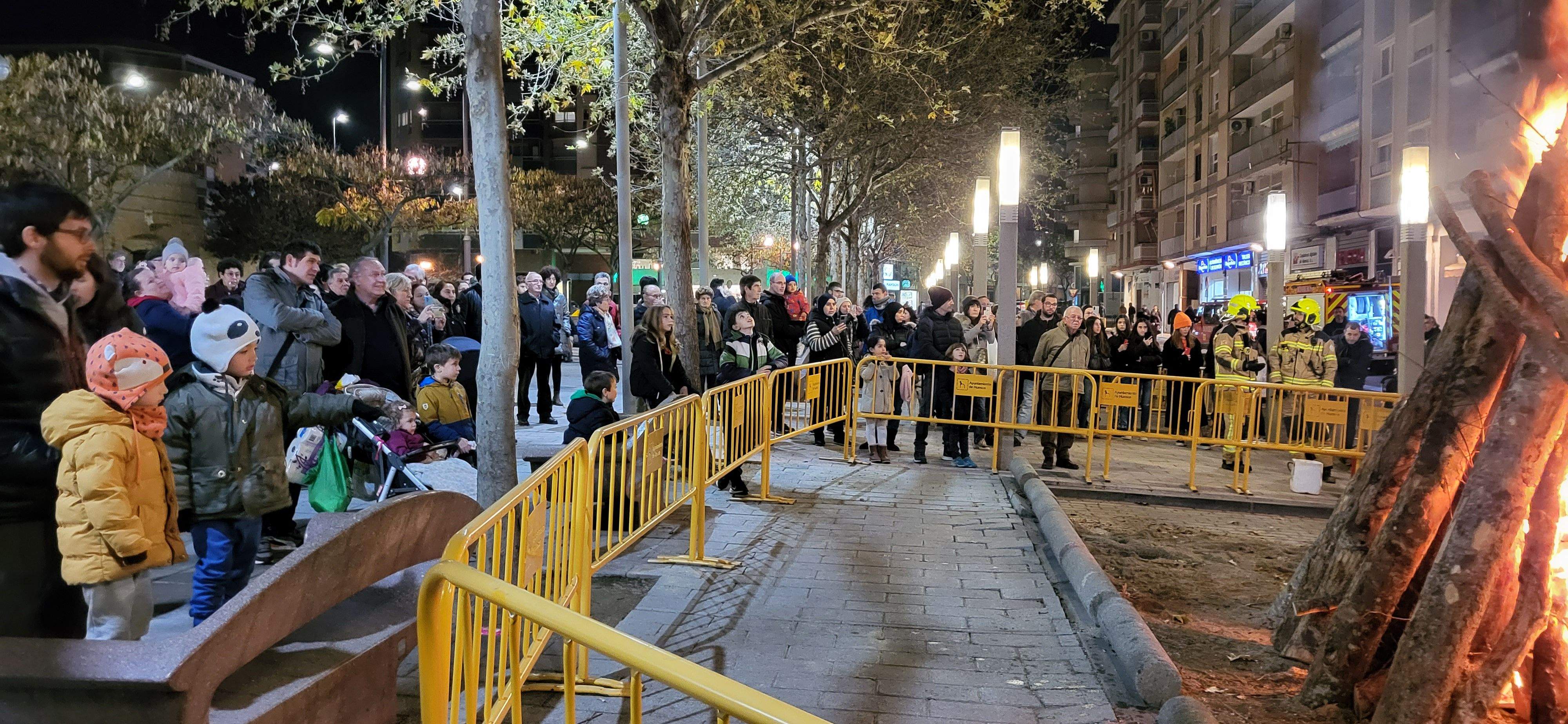 El barrio de San Lorenzo de Huesca se reúne en torno a la hoguera. Foto: Mercedes Manterola