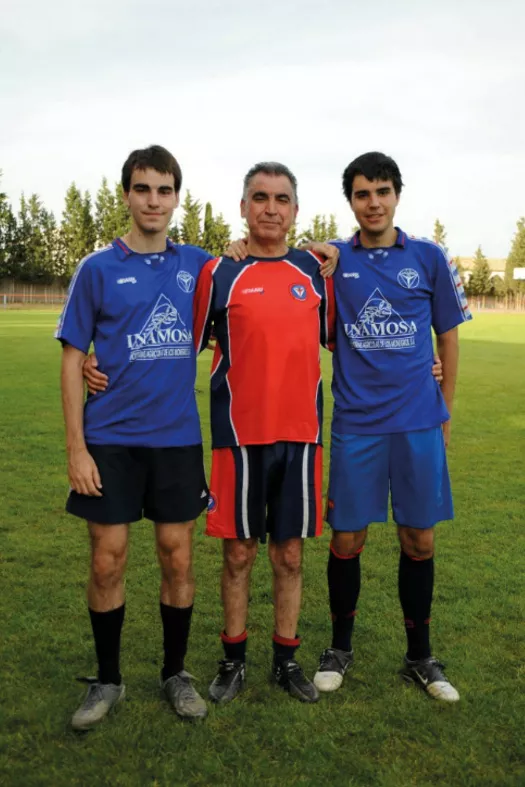  100 años de fútbol en Lalueza. Santiago Vilellas con sus hijos