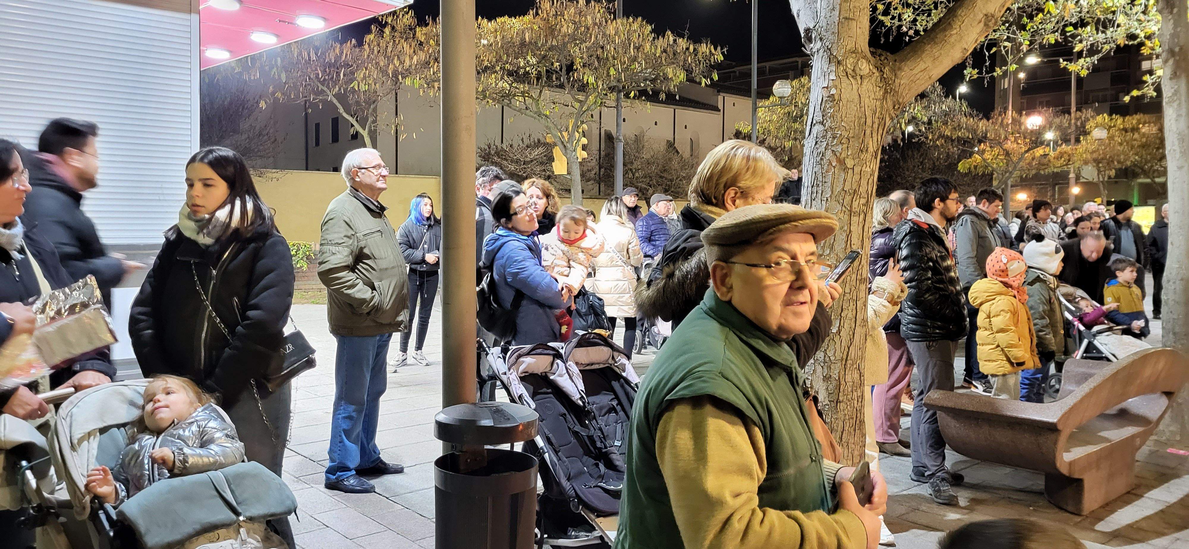 El barrio de San Lorenzo de Huesca se reúne en torno a la hoguera. Foto: Mercedes Manterola