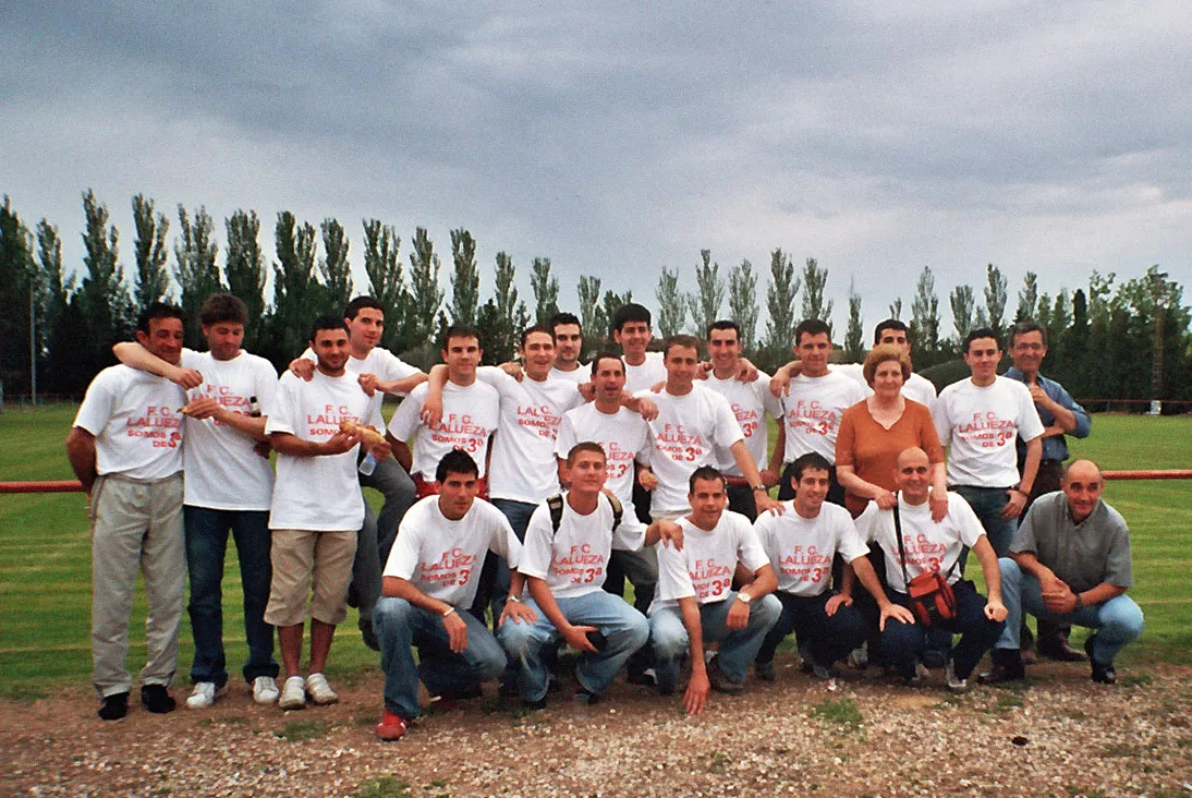 100 años de fútbol en Lalueza. Con la camiseeta del ascenso a Tercera.