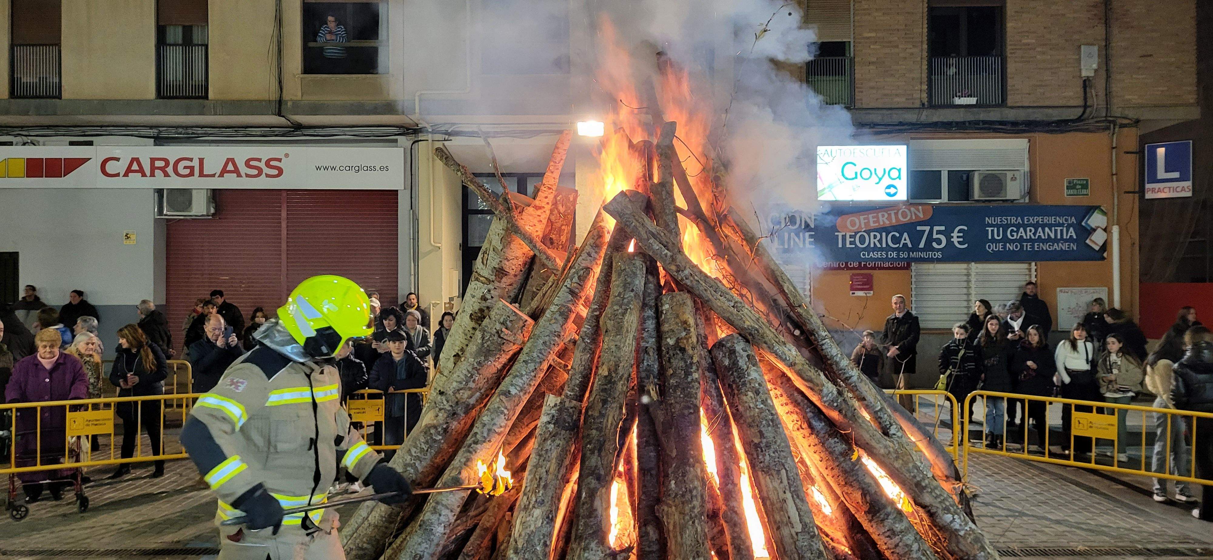 El barrio de San Lorenzo de Huesca se reúne en torno a la hoguera. Foto: Mercedes Manterola