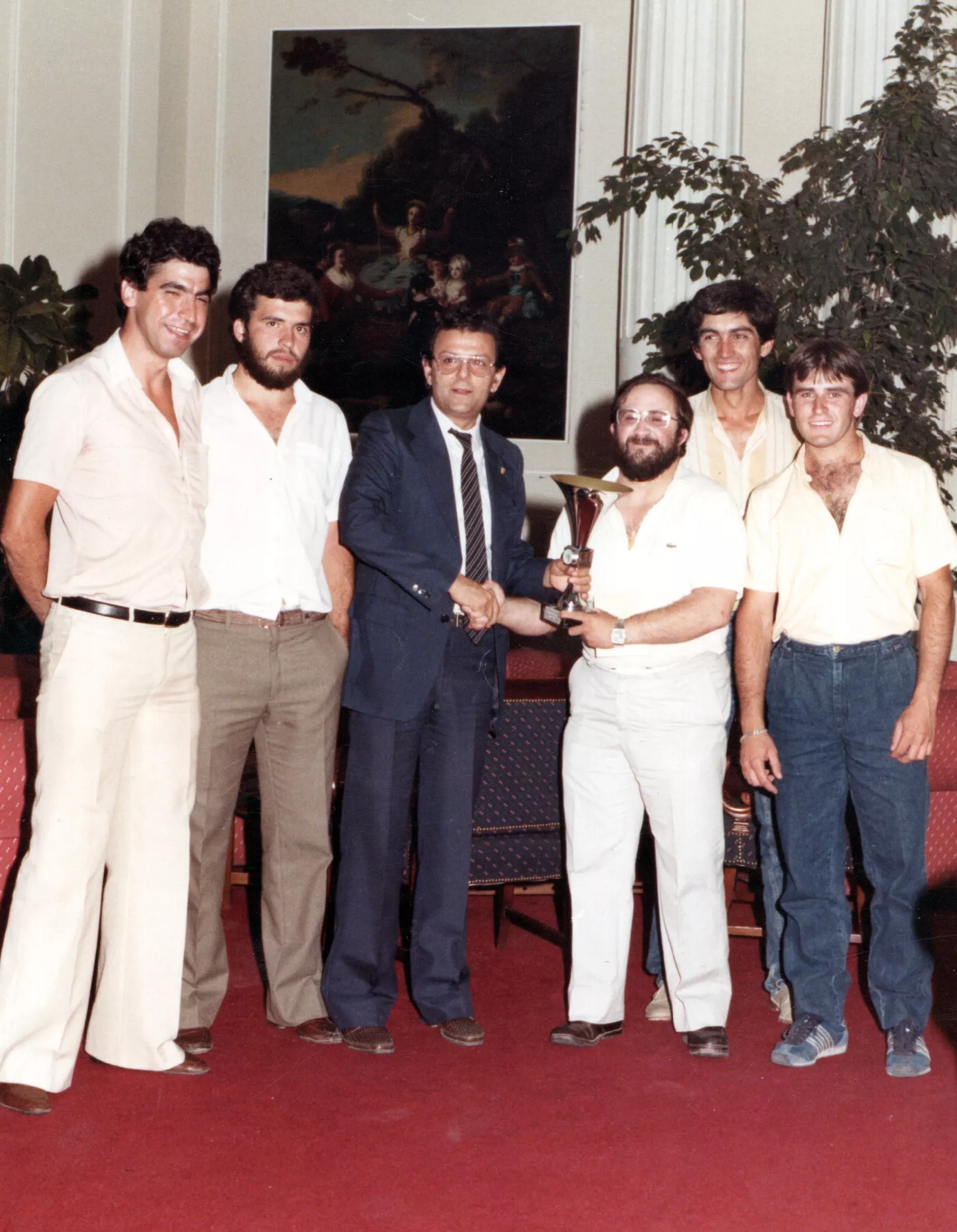 100 años de fútbol en Lalueza. Néstor Gavín recibe el trofeo de campeón de 2ª Regional.