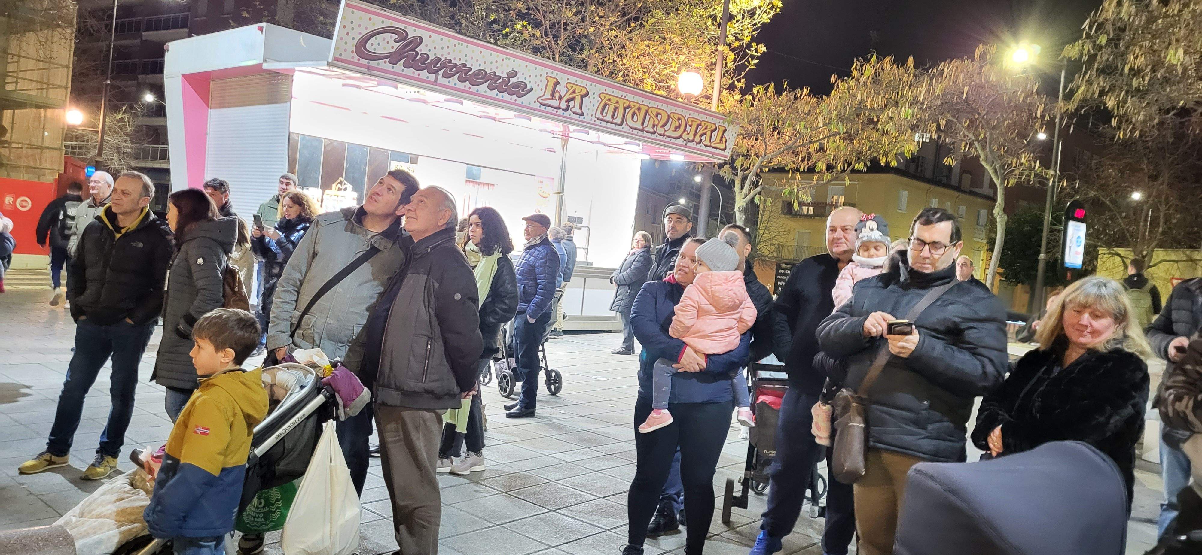 El barrio de San Lorenzo de Huesca se reúne en torno a la hoguera. Foto: Mercedes Manterola