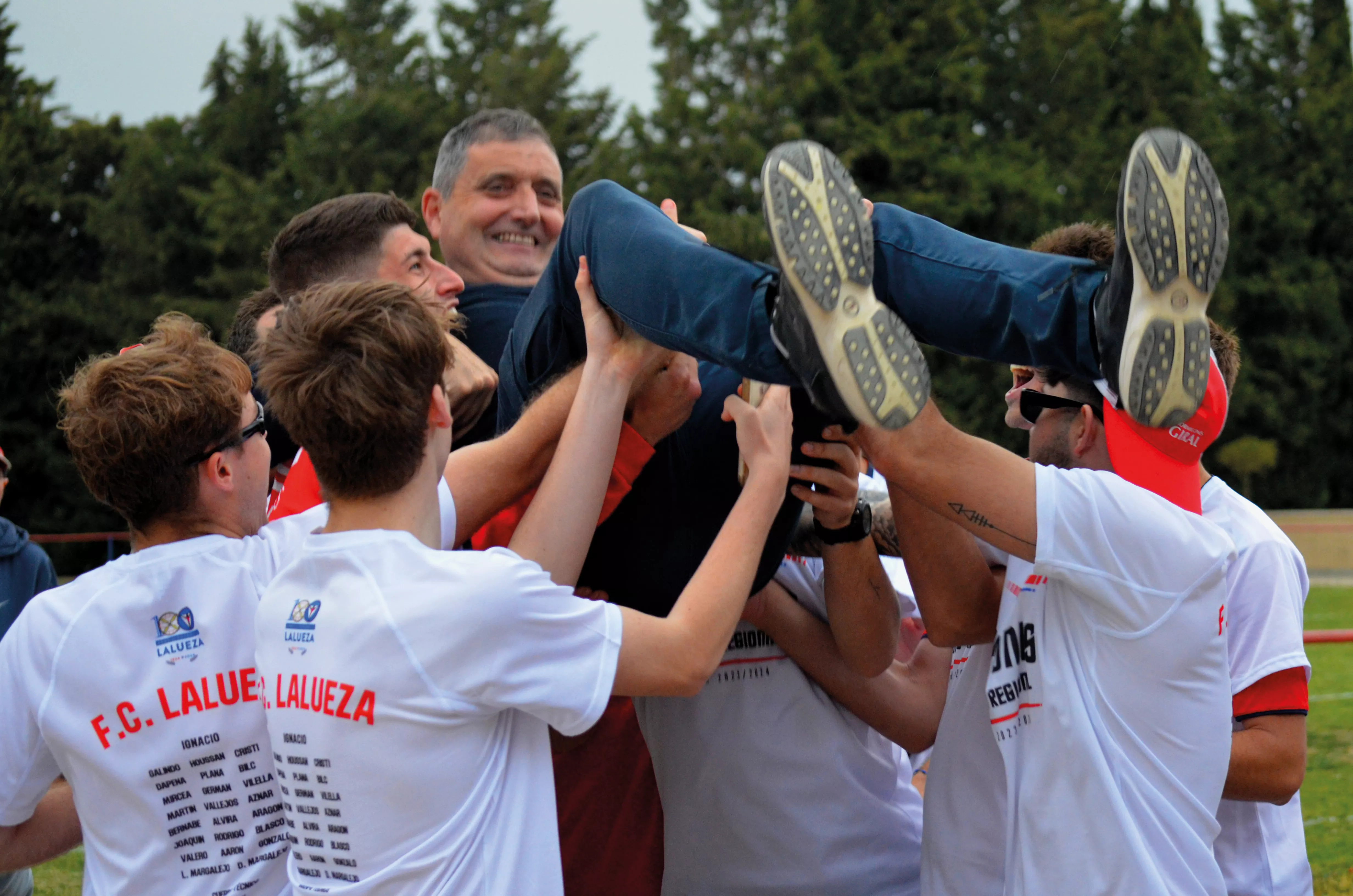 100 años de fútbol en Lalueza. Manteo a Máximo Peralta 24-25.