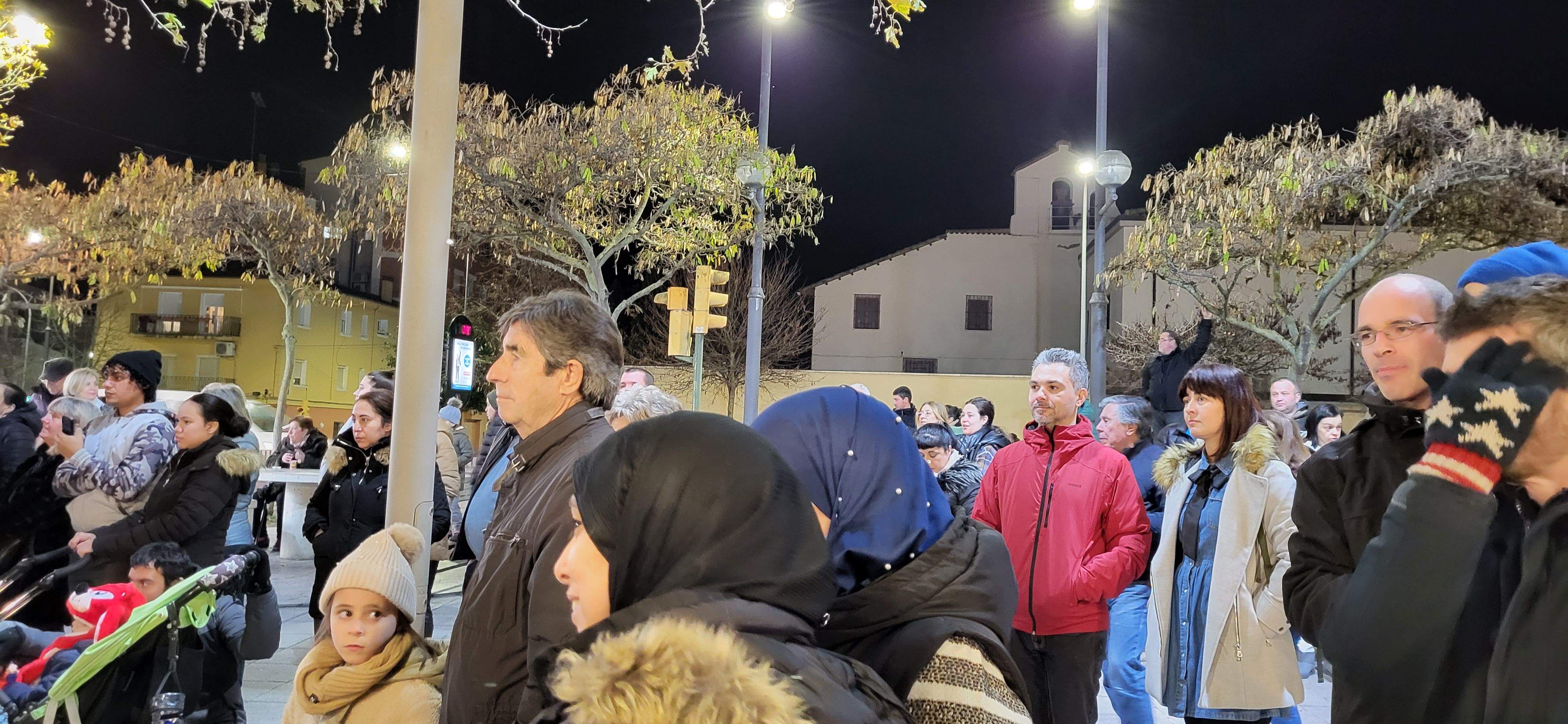 El barrio de San Lorenzo de Huesca se reúne en torno a la hoguera. Foto: Mercedes Manterola