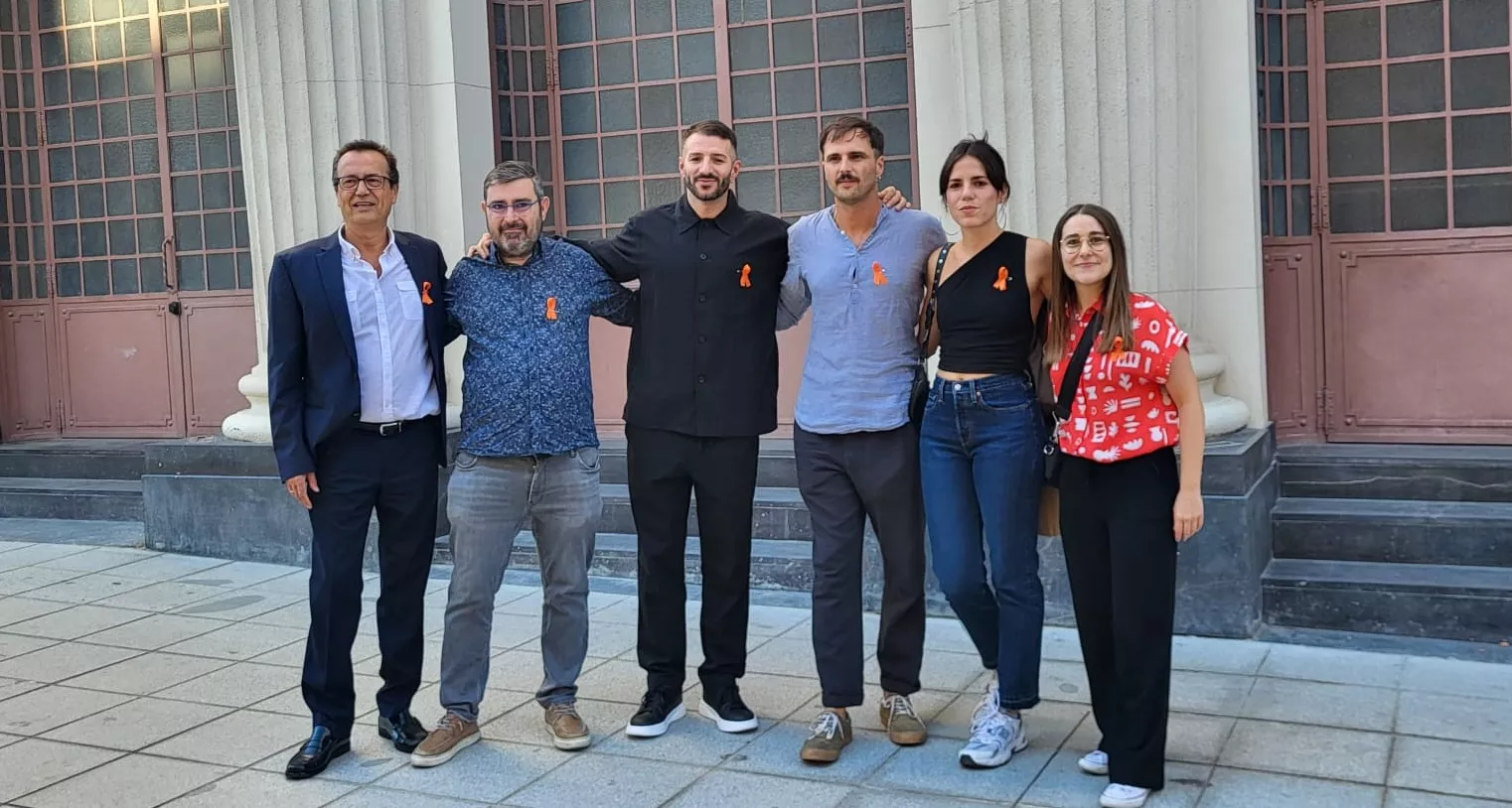 José Manuel Dolader, Alberto Hernández, Sergio Hernández, Mikel Bustamante, María Algora y Lucía Torner ante el Teatro Olimpia. Foto Mercedes Manterola
