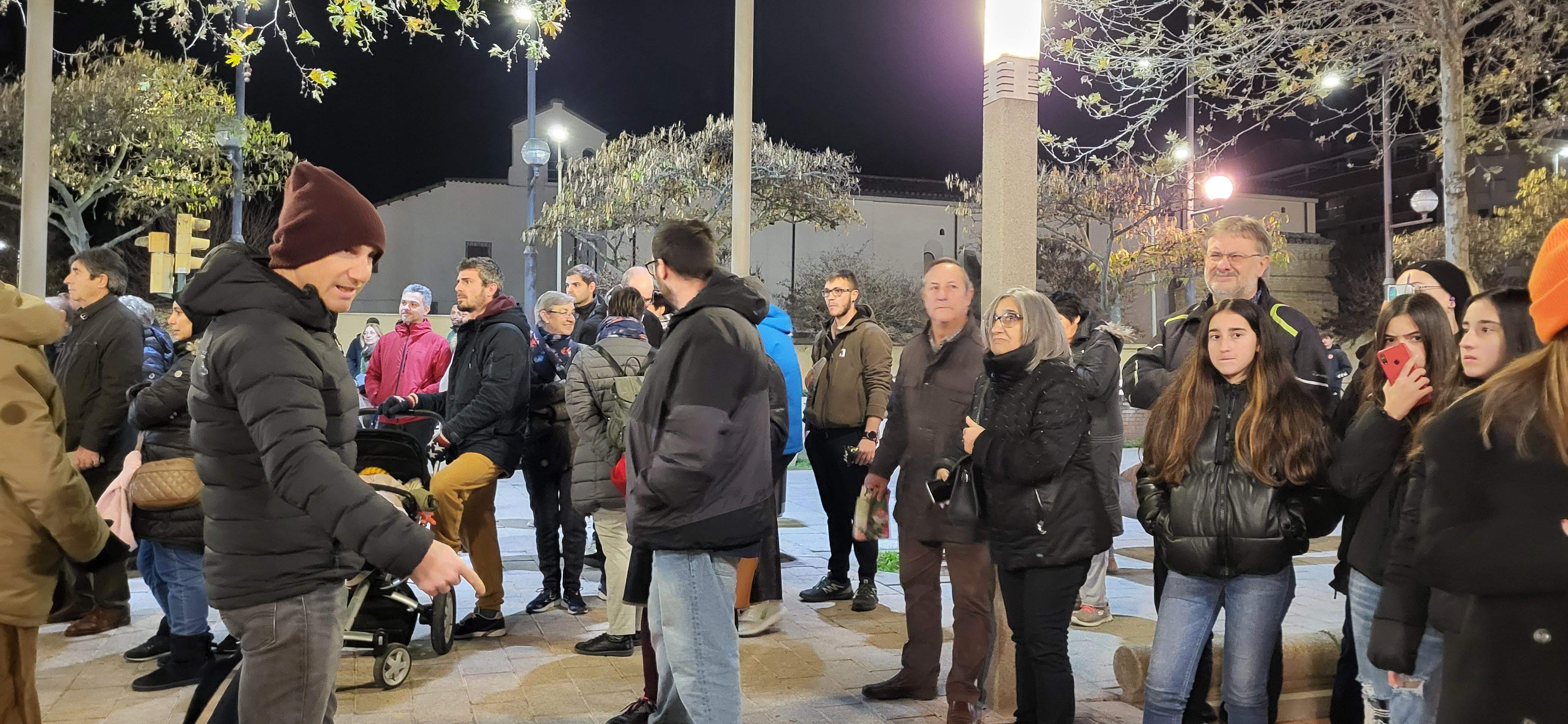 El barrio de San Lorenzo de Huesca se reúne en torno a la hoguera. Foto: Mercedes Manterola