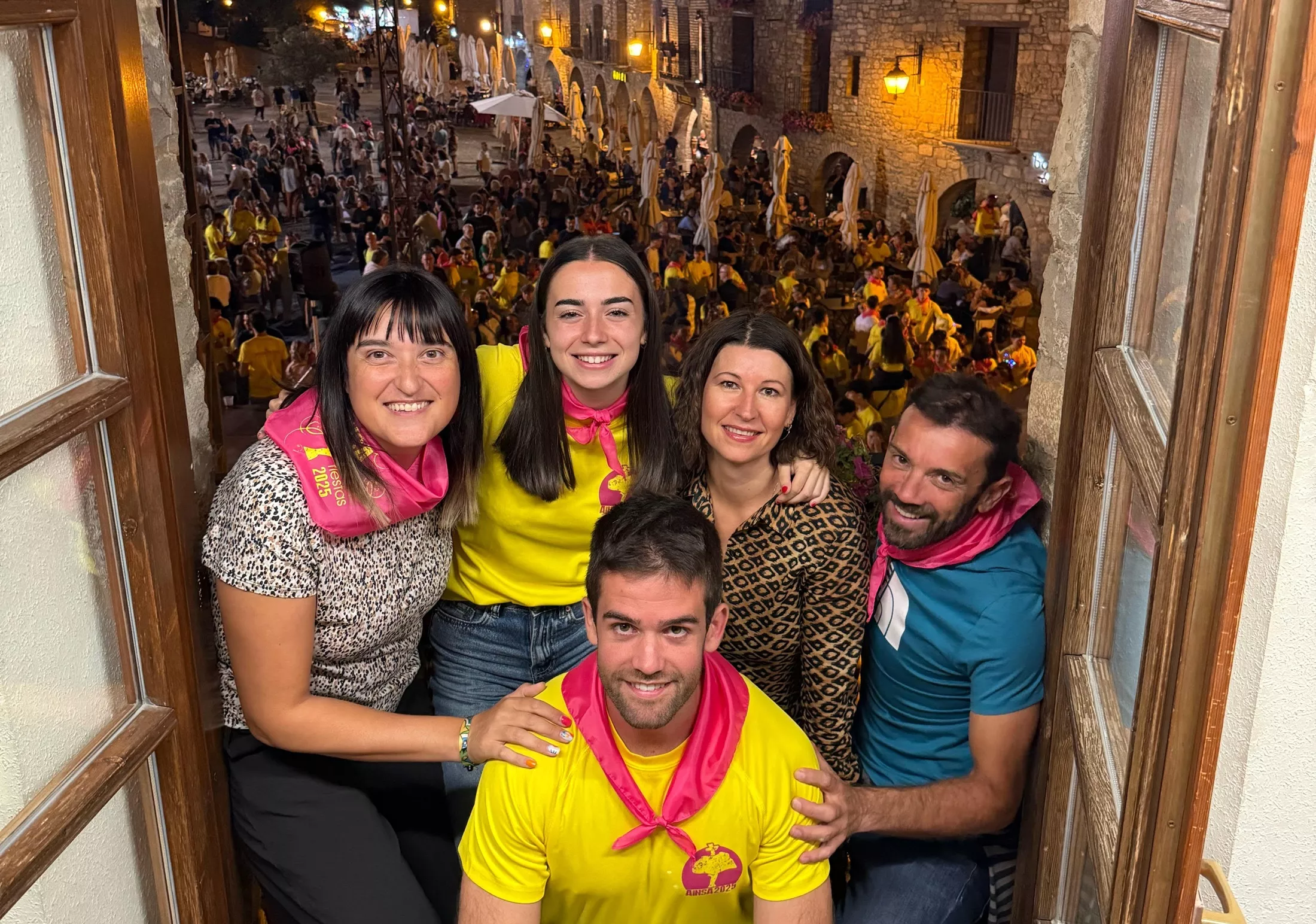 María Aso con varios concejales y el alcalde al finalizar el pregón.